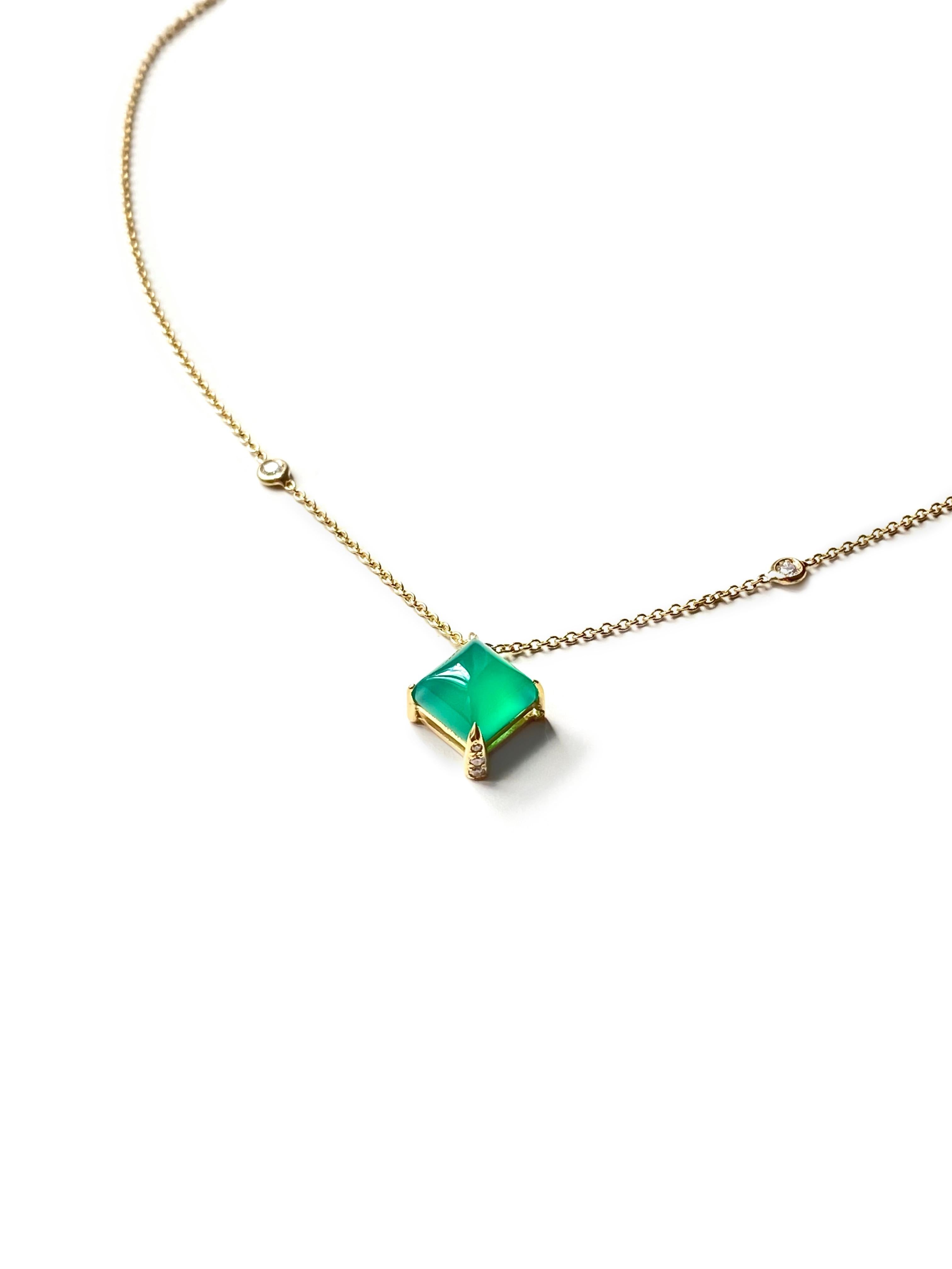 Rossella Ugolini Design Collection Art Deco Stil 18 Karat Gelbgold 0,045 weiße Diamanten Grüner Achat Design Kette Halskette Anhänger.
Zwei weiße Diamanten befinden sich auf der Kette. In der Mitte befindet sich eine Zuckerhutpyramide aus leuchtend