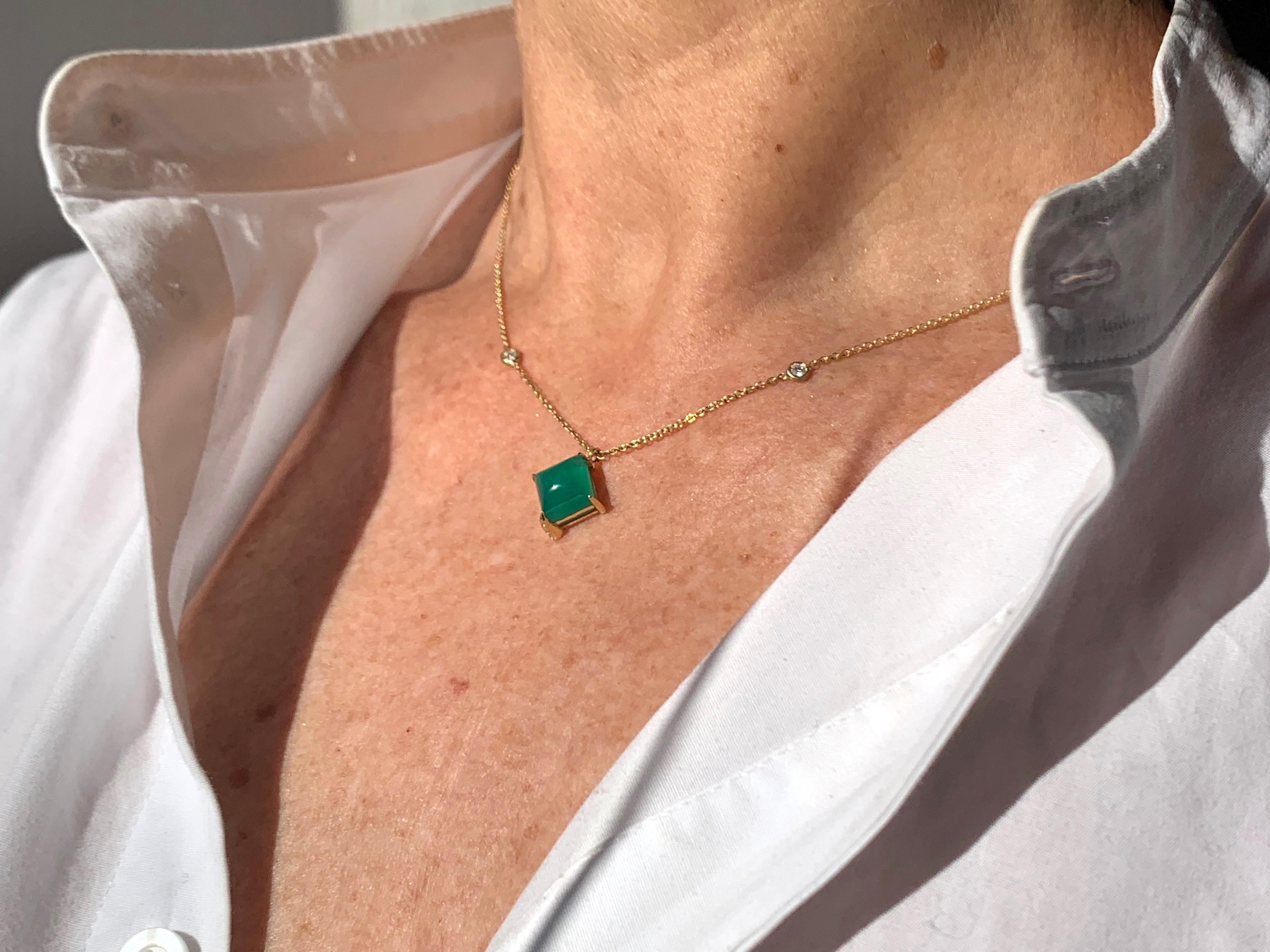 Moderne Chaîne collier à motif en or jaune 18 carats avec agate verte en forme de pain de sucre et diamants blancs en vente