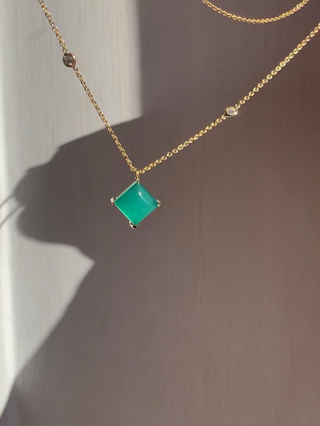 Taille brillant Chaîne collier à motif en or jaune 18 carats avec agate verte en forme de pain de sucre et diamants blancs en vente