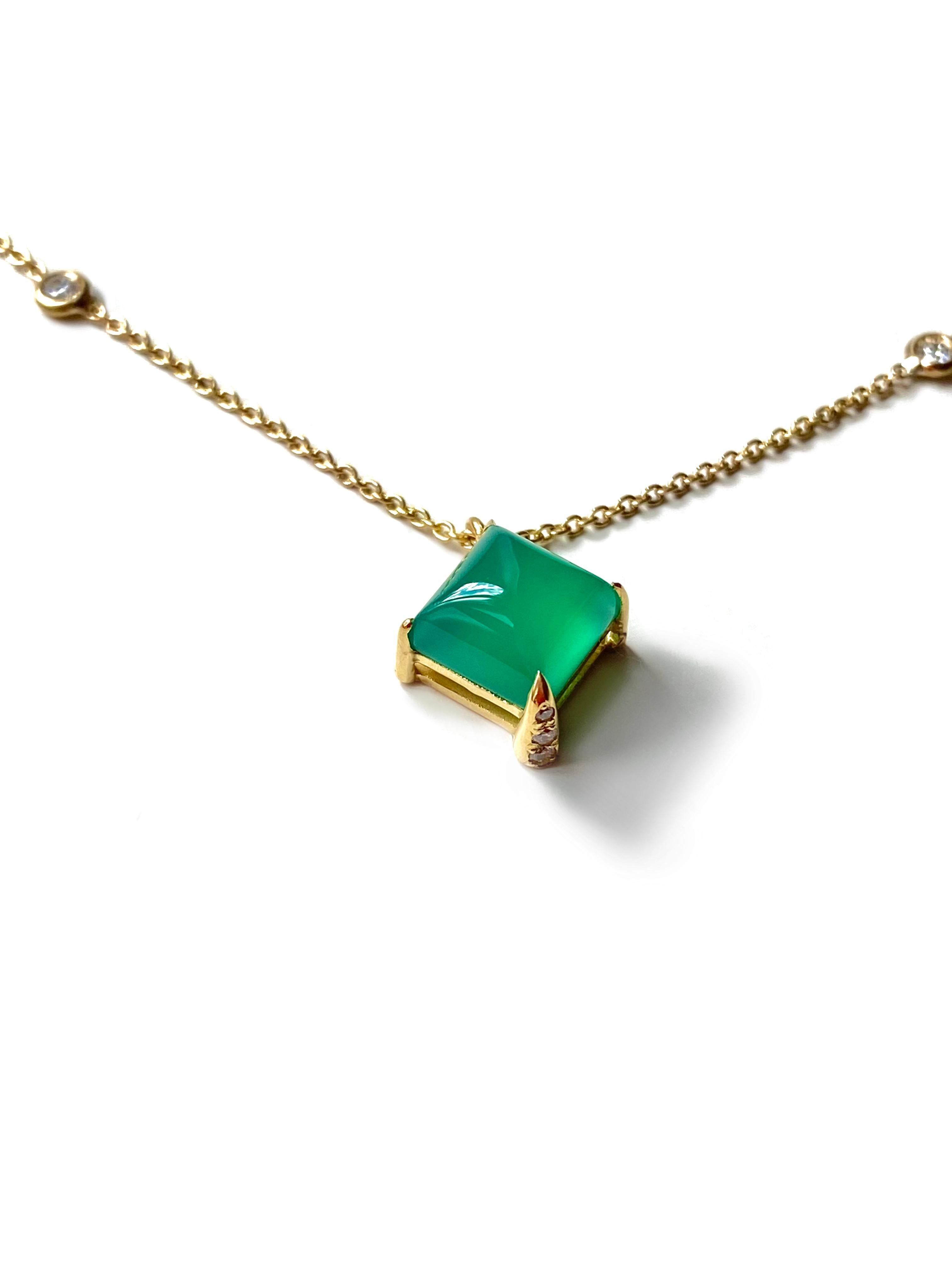 Art Deco 18K Yellow Gold  White Diamonds Sugar Loaf Green Agate Design Pendant Necklace For Sale