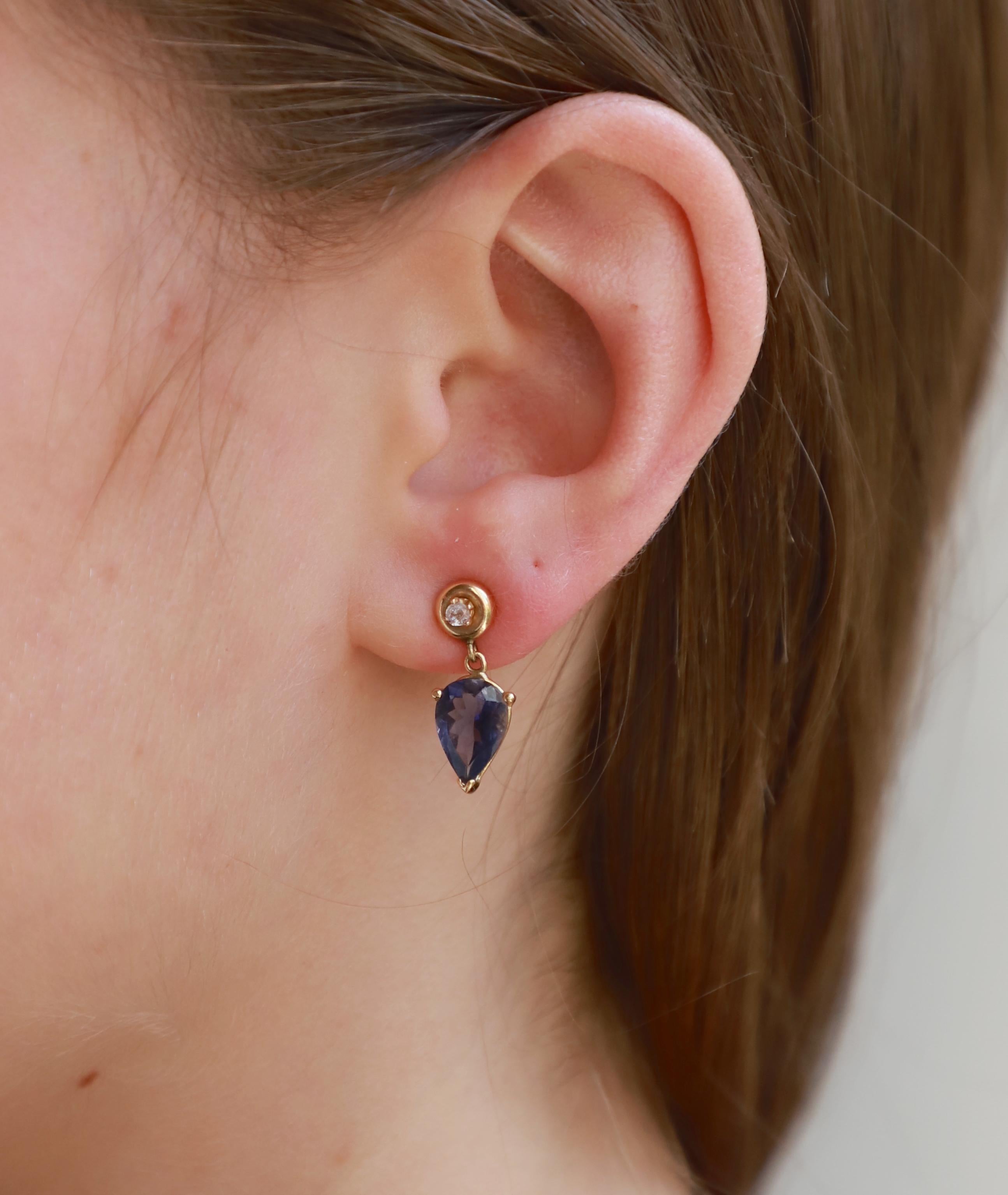 Boucles d'oreilles en goutte Dainty en or jaune 18 carats avec diamants gris et iolite bleue de 0,10 carat en vente 3