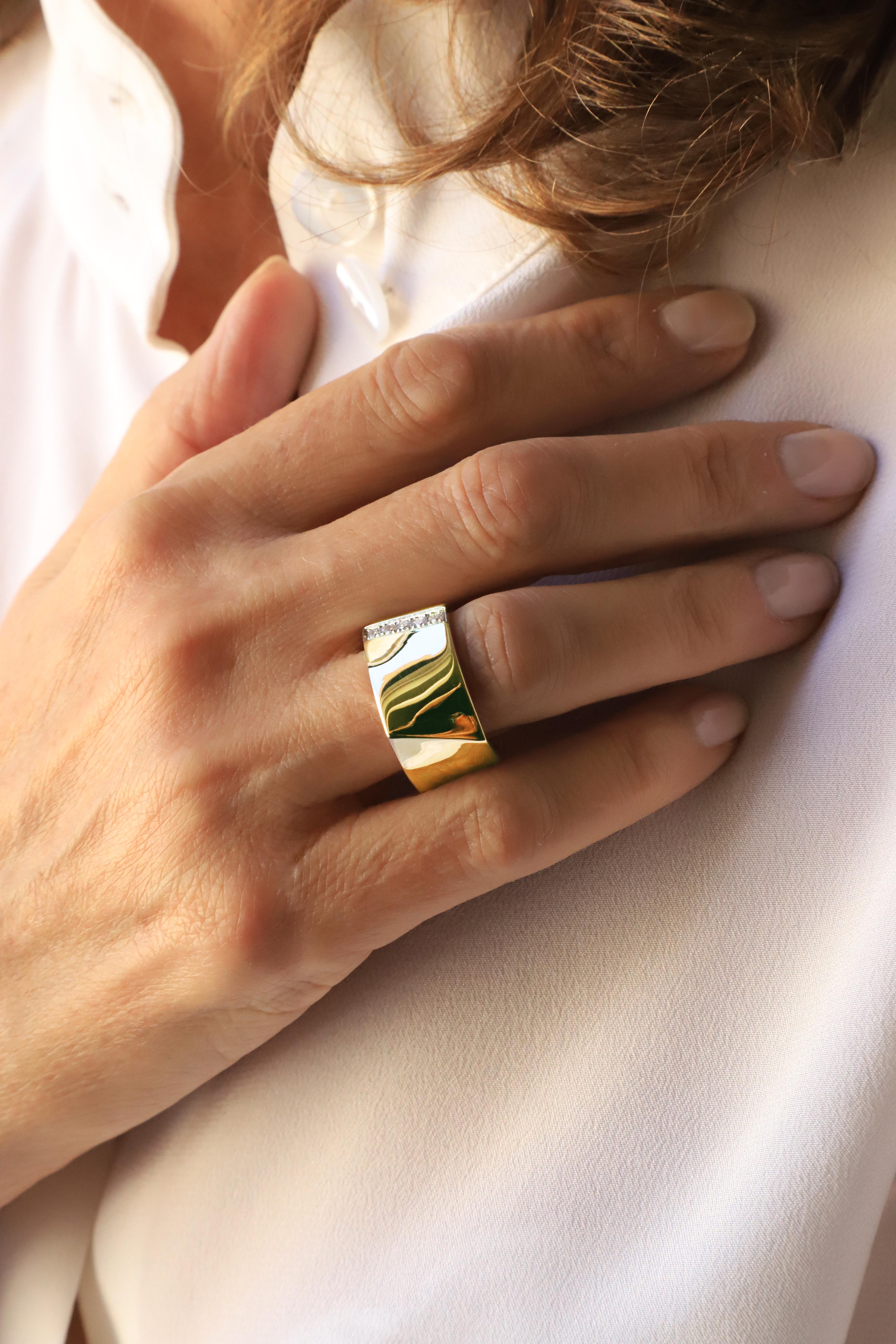 Art Deco Unisex 18 Karat Yellow Gold 0.20 Karat White Diamonds Design Band Ring For Sale