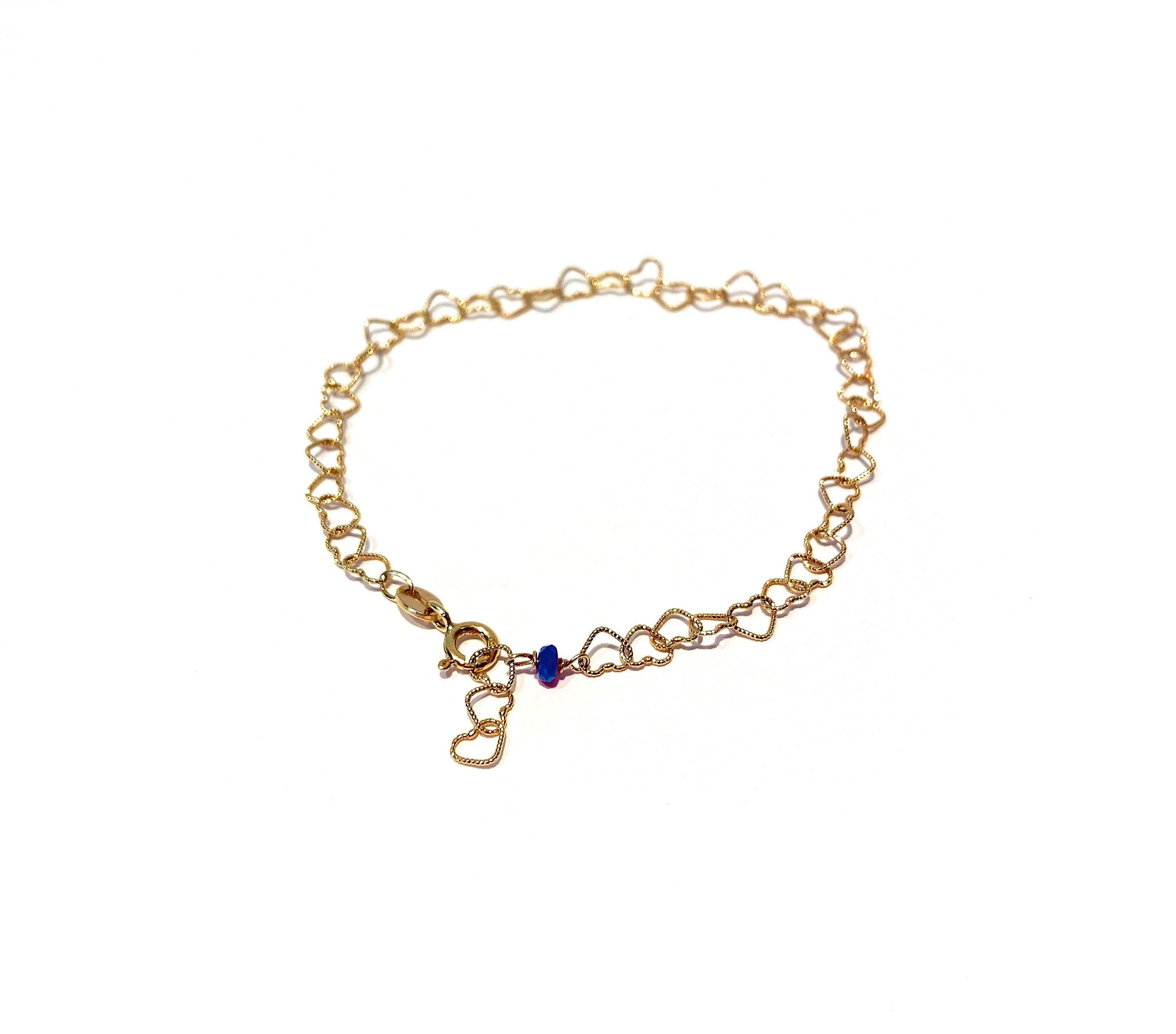Bracelet à chaîne Little Hearts en or jaune 18 carats avec saphirs taille perle de 0,30 carat en vente 2