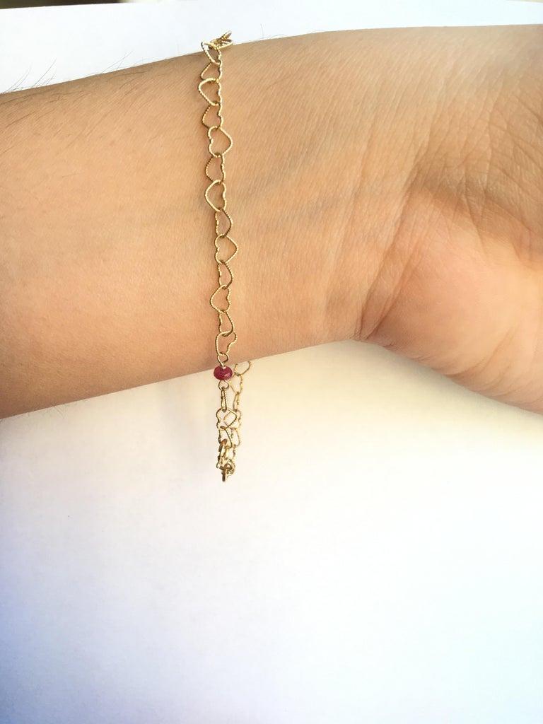 18 Karat Yellow Gold 0.32 Karat Bead Cut Red Ruby Little Hearts Chain Bracelet 
A nice bracelet handcrafted in 18 karats yellow gold and embellished with a red ruby that fits every outfit due to its semplicity. The chain is linked by hand and