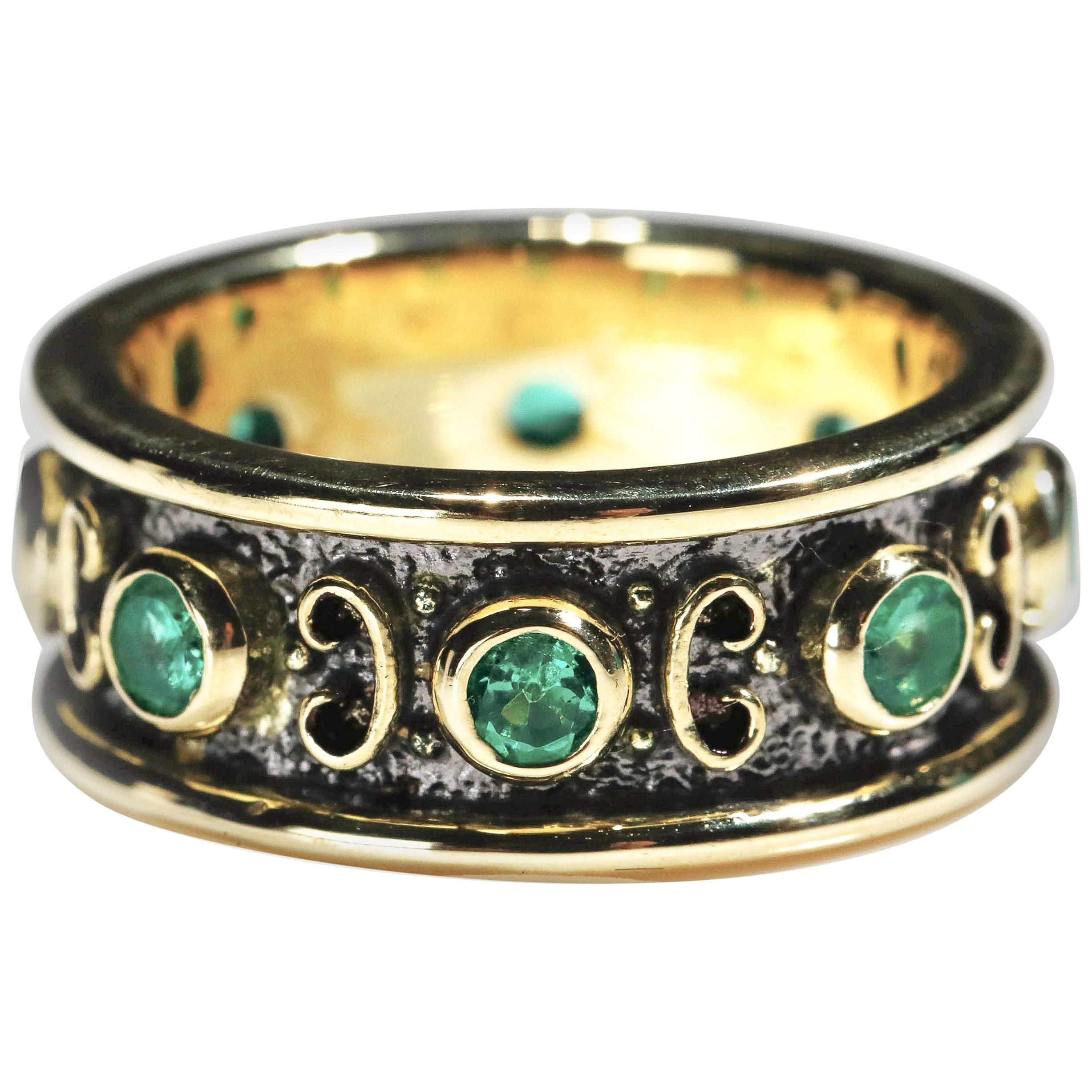 18 Karat Yellow Gold 0.55 Carat Round Cut Emerald Full Band Ring US Size 8 For Sale