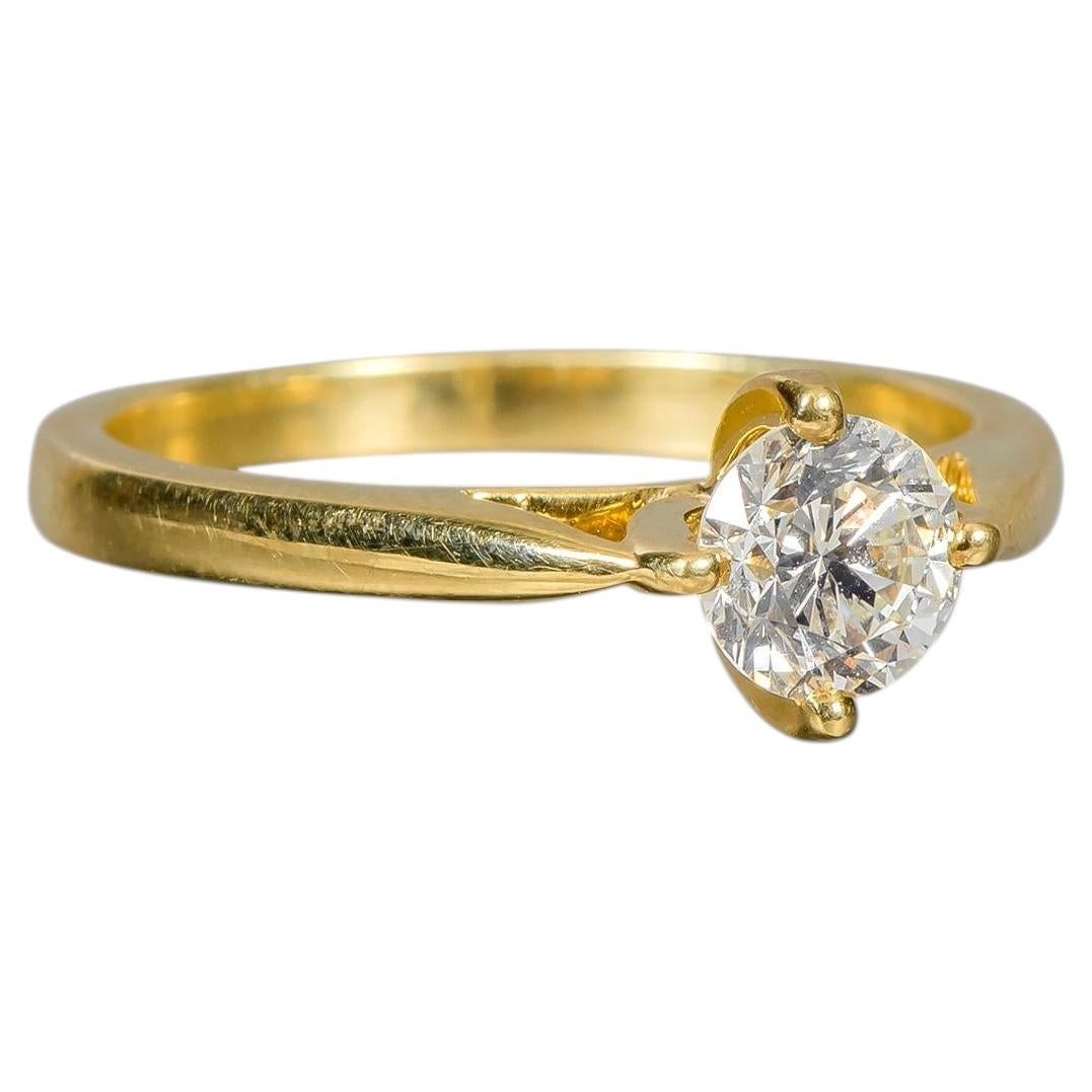Anillo de compromiso solitario con diamante talla brillante de 0,70 quilates en oro amarillo de 18 quilates en venta