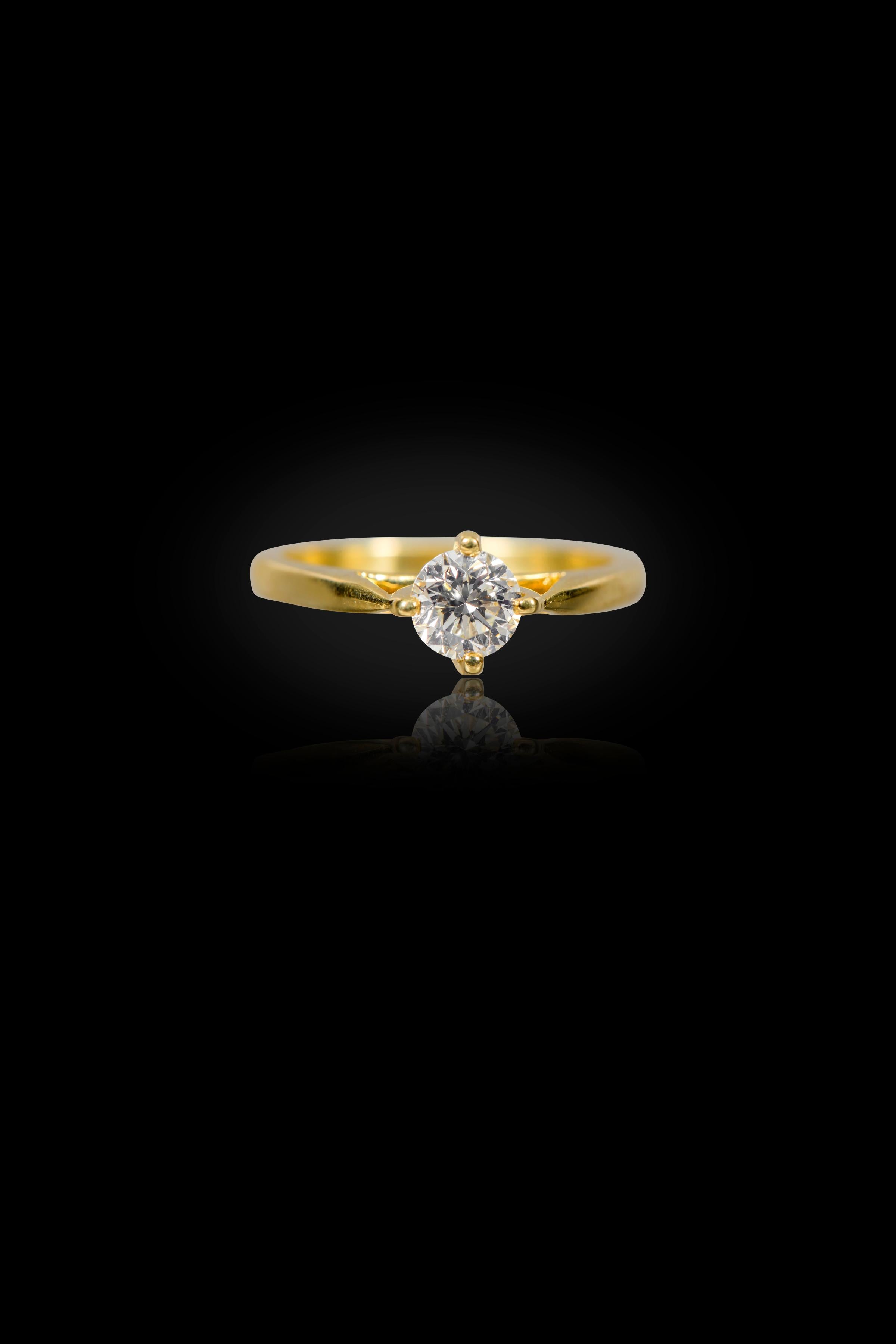 Taille brillant Bague de fiançailles solitaire en or jaune 18 carats avec diamants taille brillant de 0,70 carat en vente