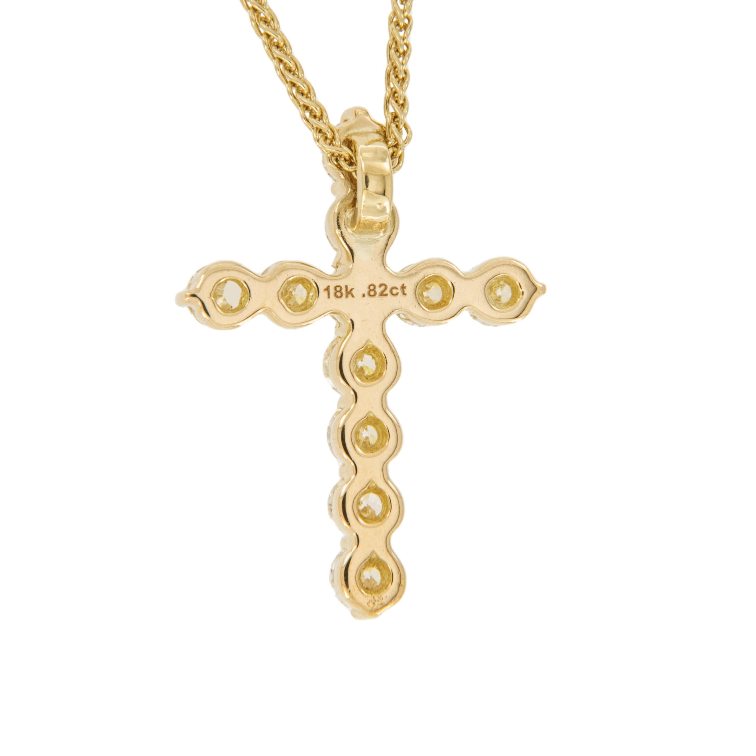 Contemporary 18 Karat Yellow Gold 0.82 Cttw VS Diamond Cross Pendant Necklace For Sale