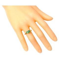 18 Karat Yellow Gold 0.98 Carats Natural Emerald Two-Stone Modern Fashion Ring