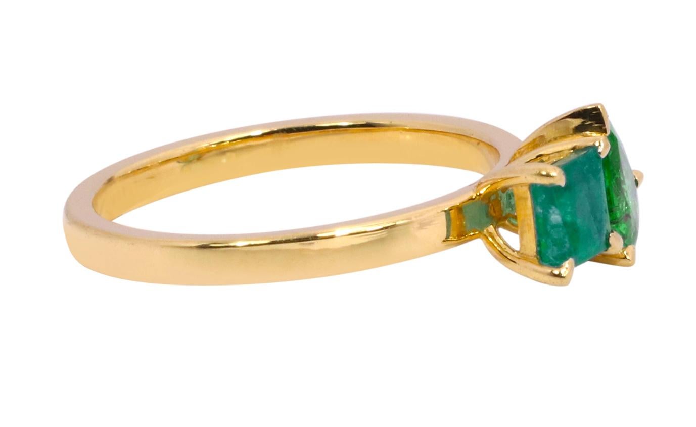 Contemporary 18 Karat Yellow Gold 0.98 Carats Natural Emerald Two-Stone Modern Fashion Ring For Sale
