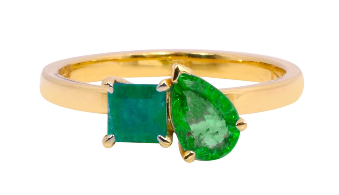 Pear Cut 18 Karat Yellow Gold 0.98 Carats Natural Emerald Two-Stone Modern Fashion Ring For Sale