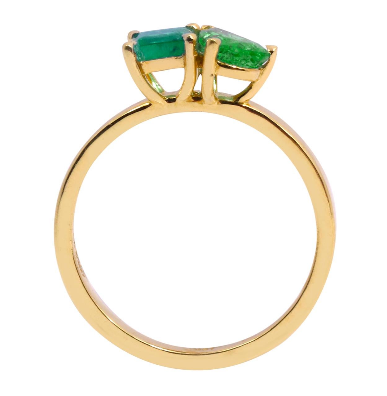 18 Karat Yellow Gold 0.98 Carats Natural Emerald Two-Stone Modern Fashion Ring In New Condition For Sale In Jaipur, IN