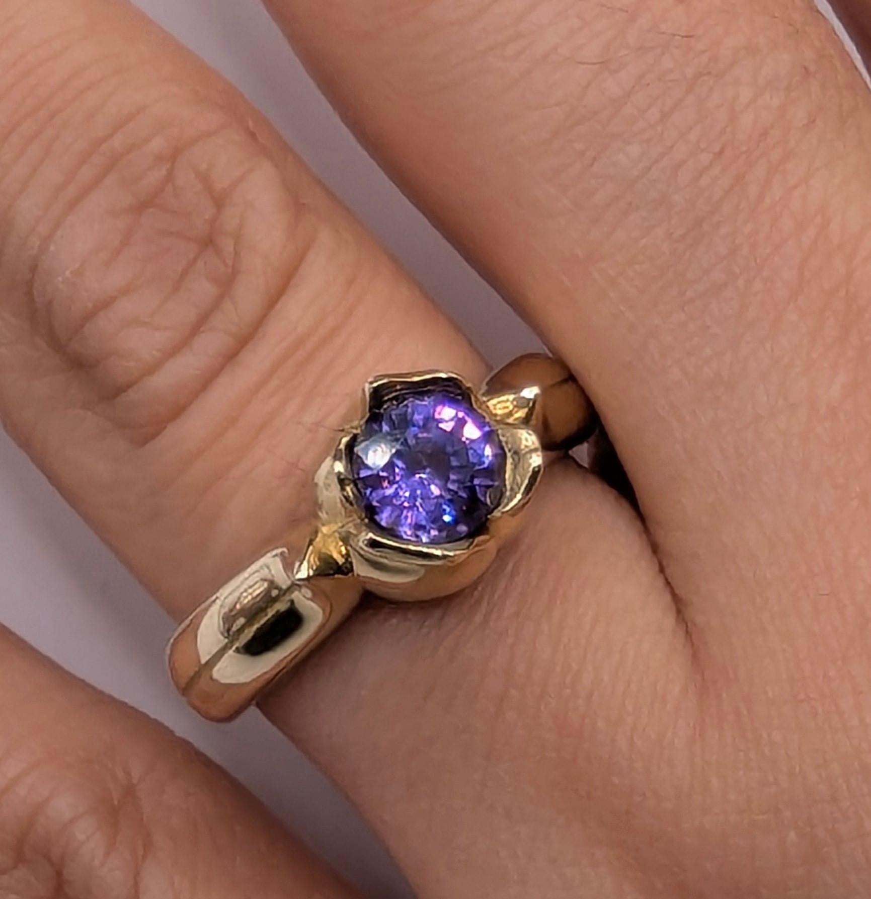 Im Angebot: 18 Karat Gelbgold 1,0 Karat Lila Saphir Tulip Sculpture Ring () 2