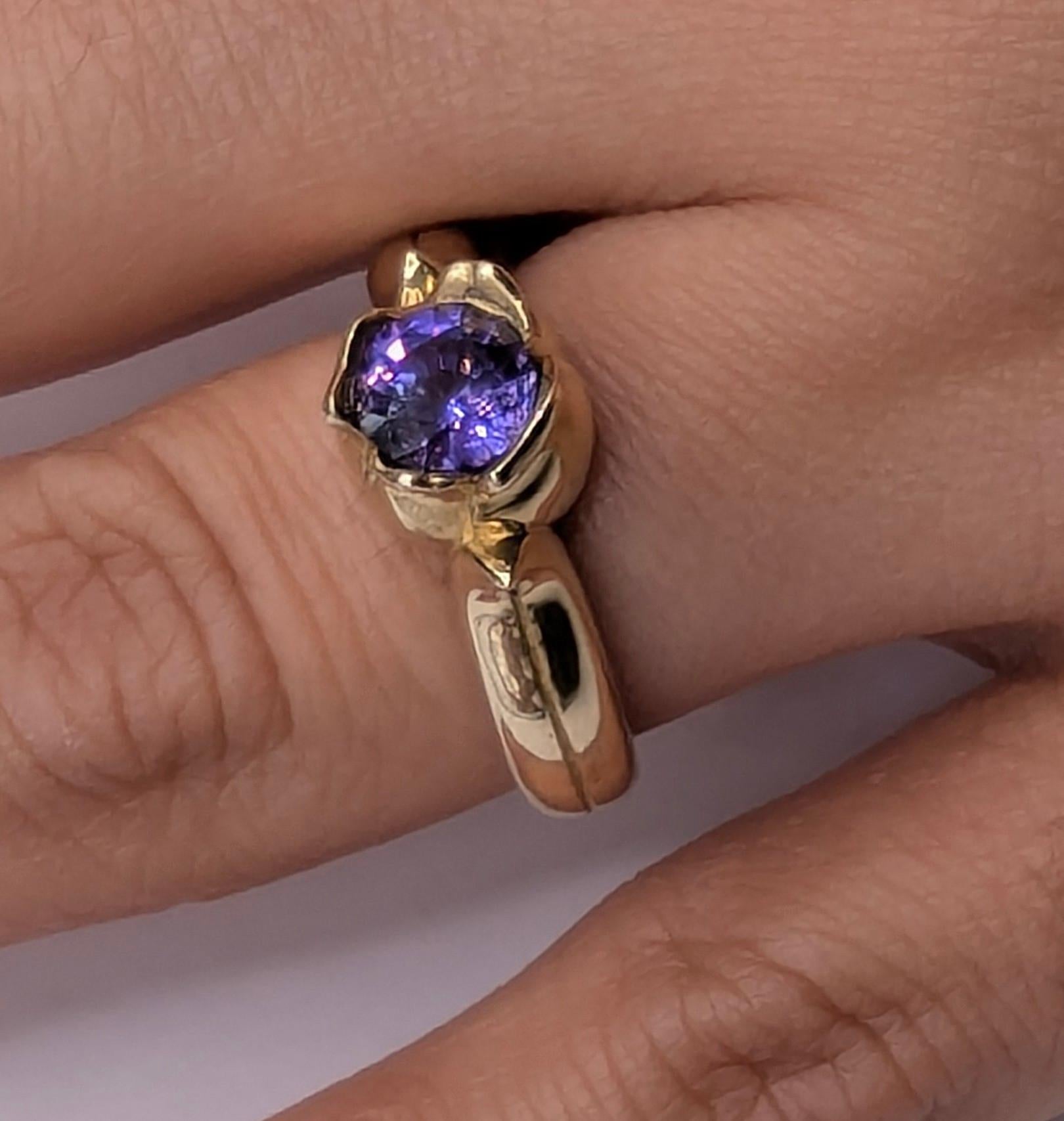 Im Angebot: 18 Karat Gelbgold 1,0 Karat Lila Saphir Tulip Sculpture Ring () 3