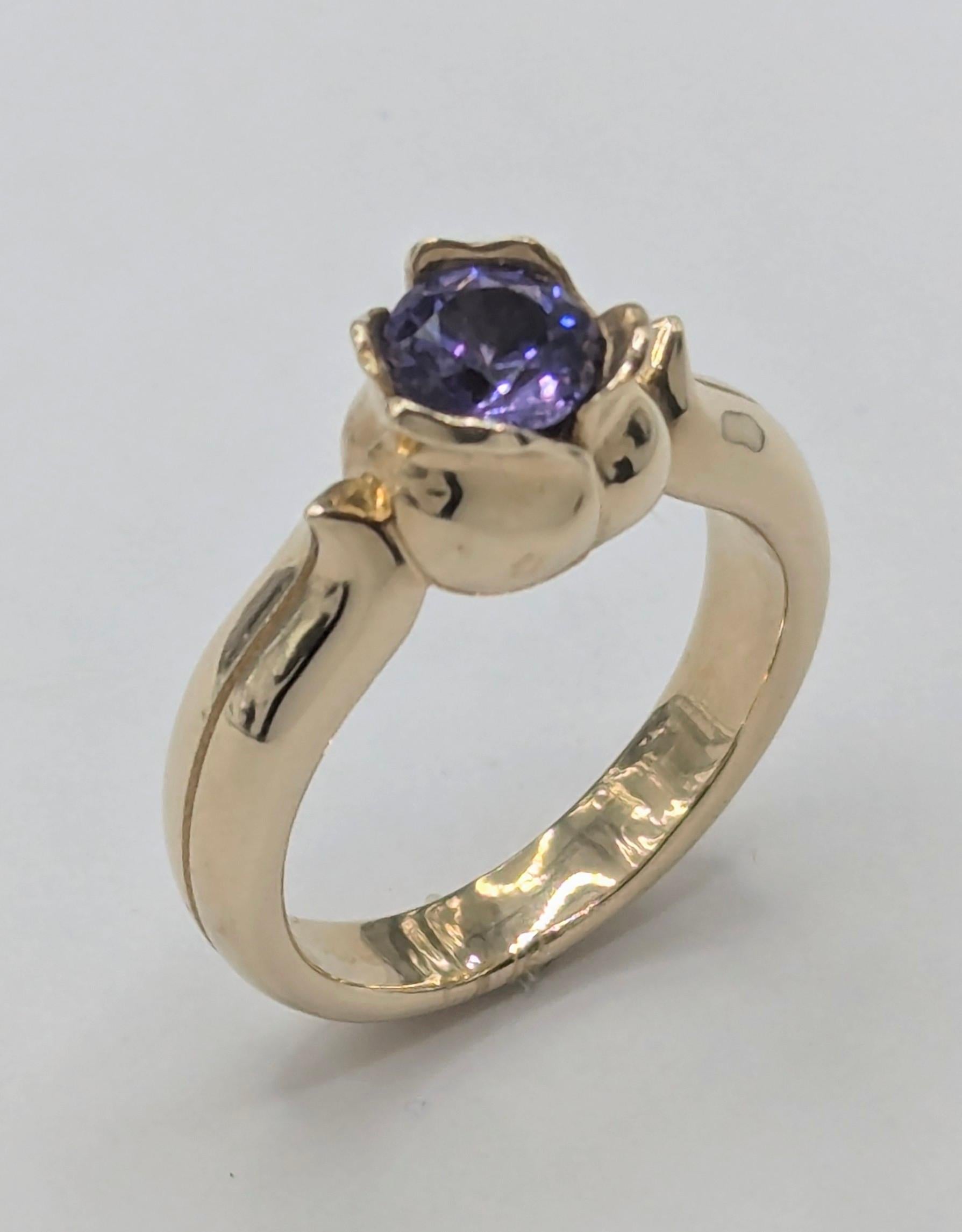 Im Angebot: 18 Karat Gelbgold 1,0 Karat Lila Saphir Tulip Sculpture Ring () 4