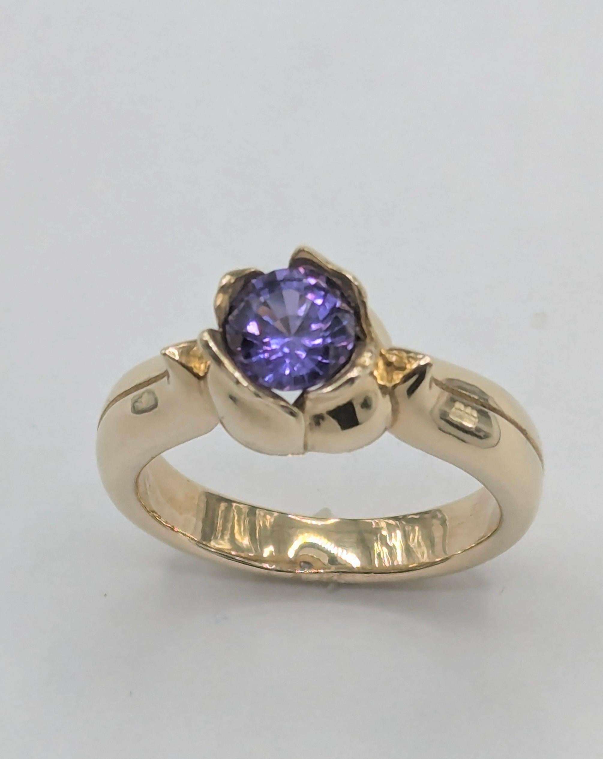 Im Angebot: 18 Karat Gelbgold 1,0 Karat Lila Saphir Tulip Sculpture Ring () 5