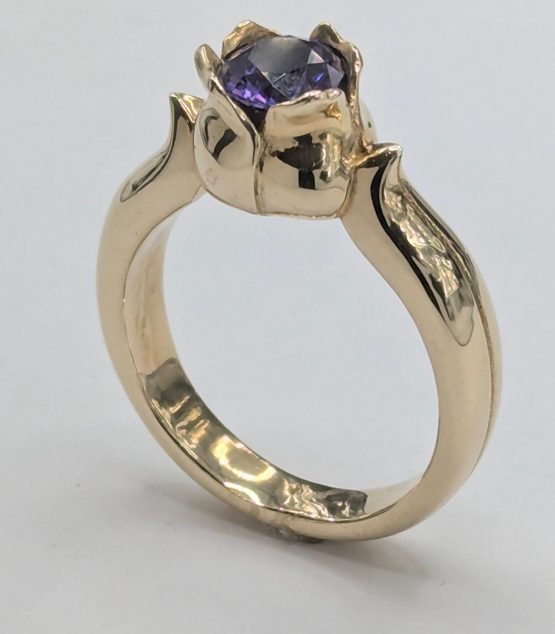 Im Angebot: 18 Karat Gelbgold 1,0 Karat Lila Saphir Tulip Sculpture Ring () 6