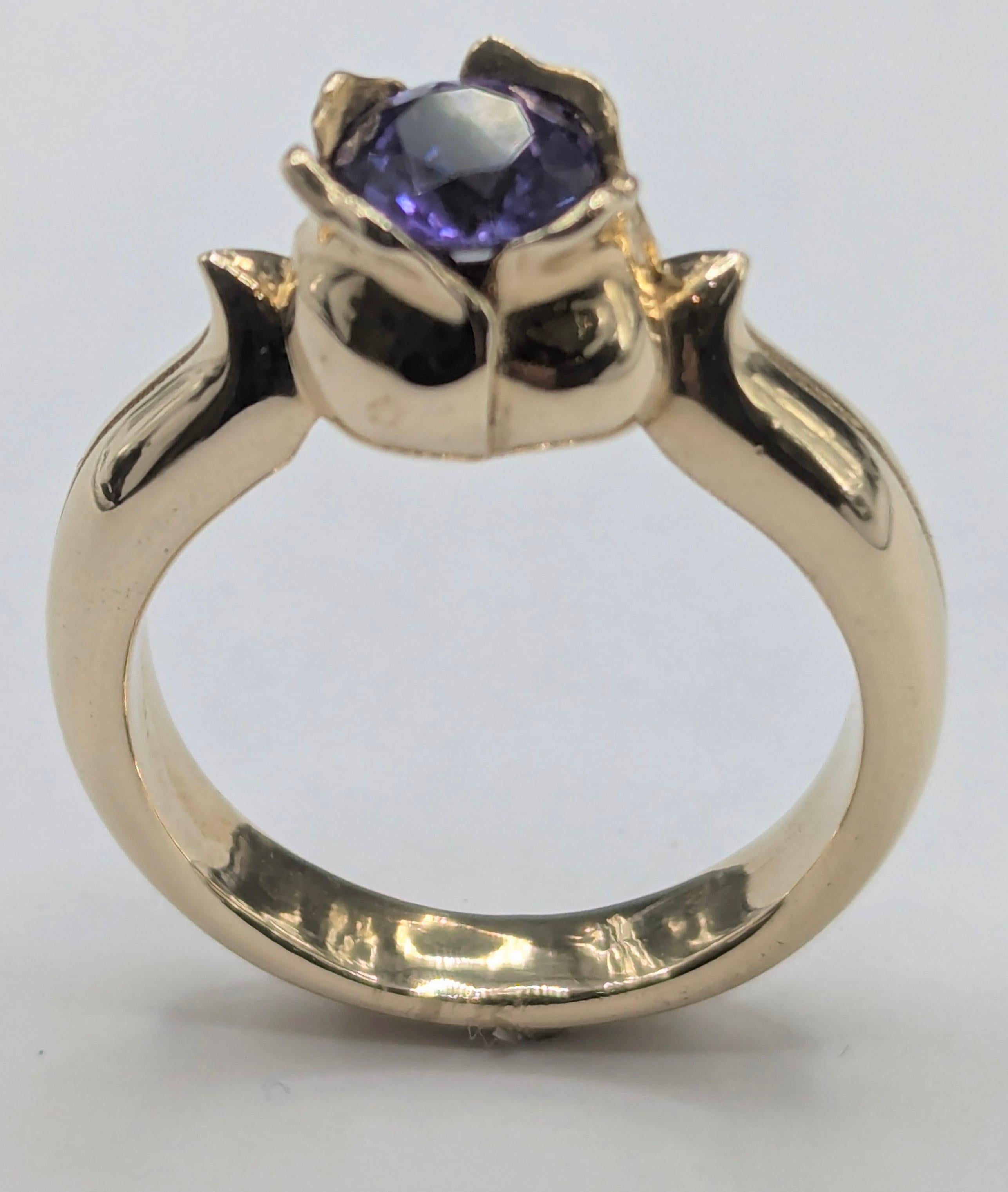 Im Angebot: 18 Karat Gelbgold 1,0 Karat Lila Saphir Tulip Sculpture Ring () 7