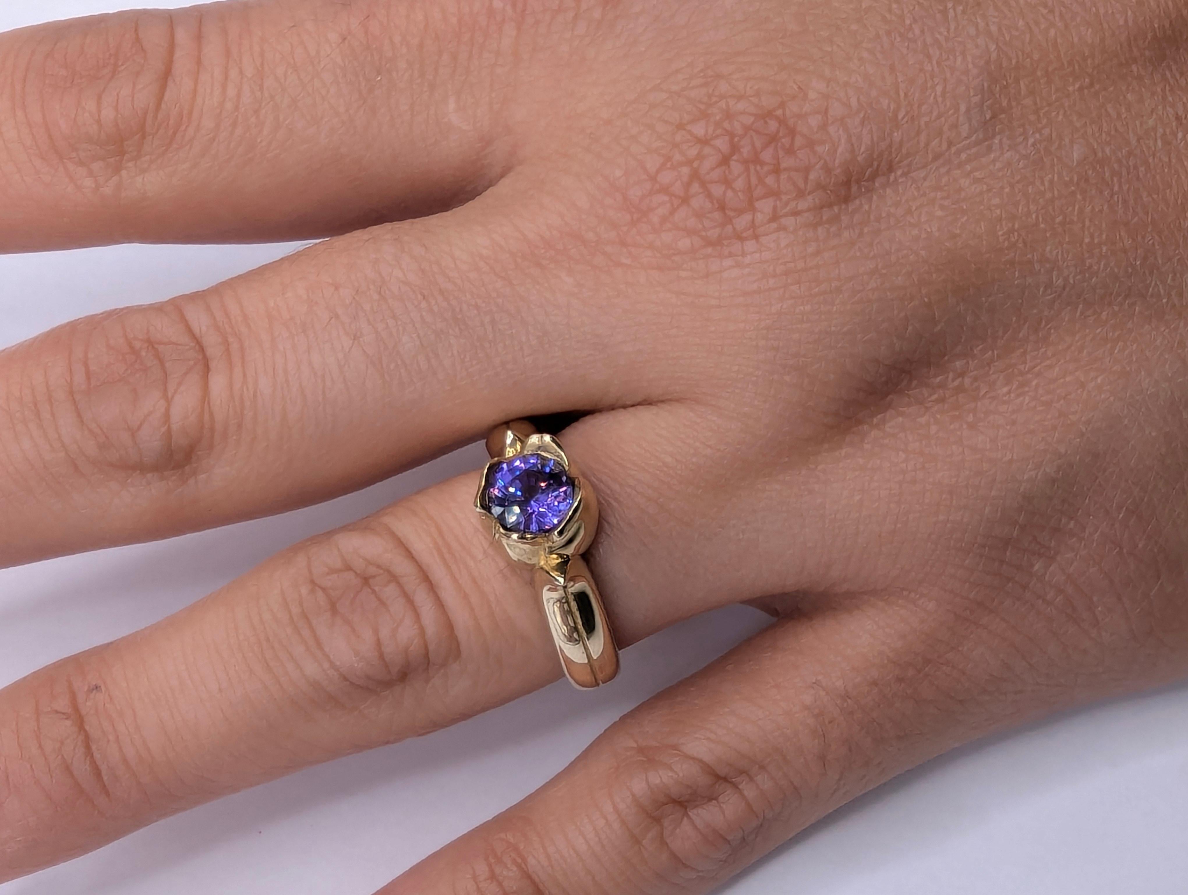 Im Angebot: 18 Karat Gelbgold 1,0 Karat Lila Saphir Tulip Sculpture Ring () 8