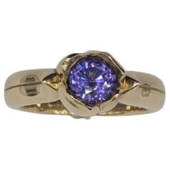 18 Karat Gelbgold 1,0 Karat Lila Saphir Tulip Sculpture Ring