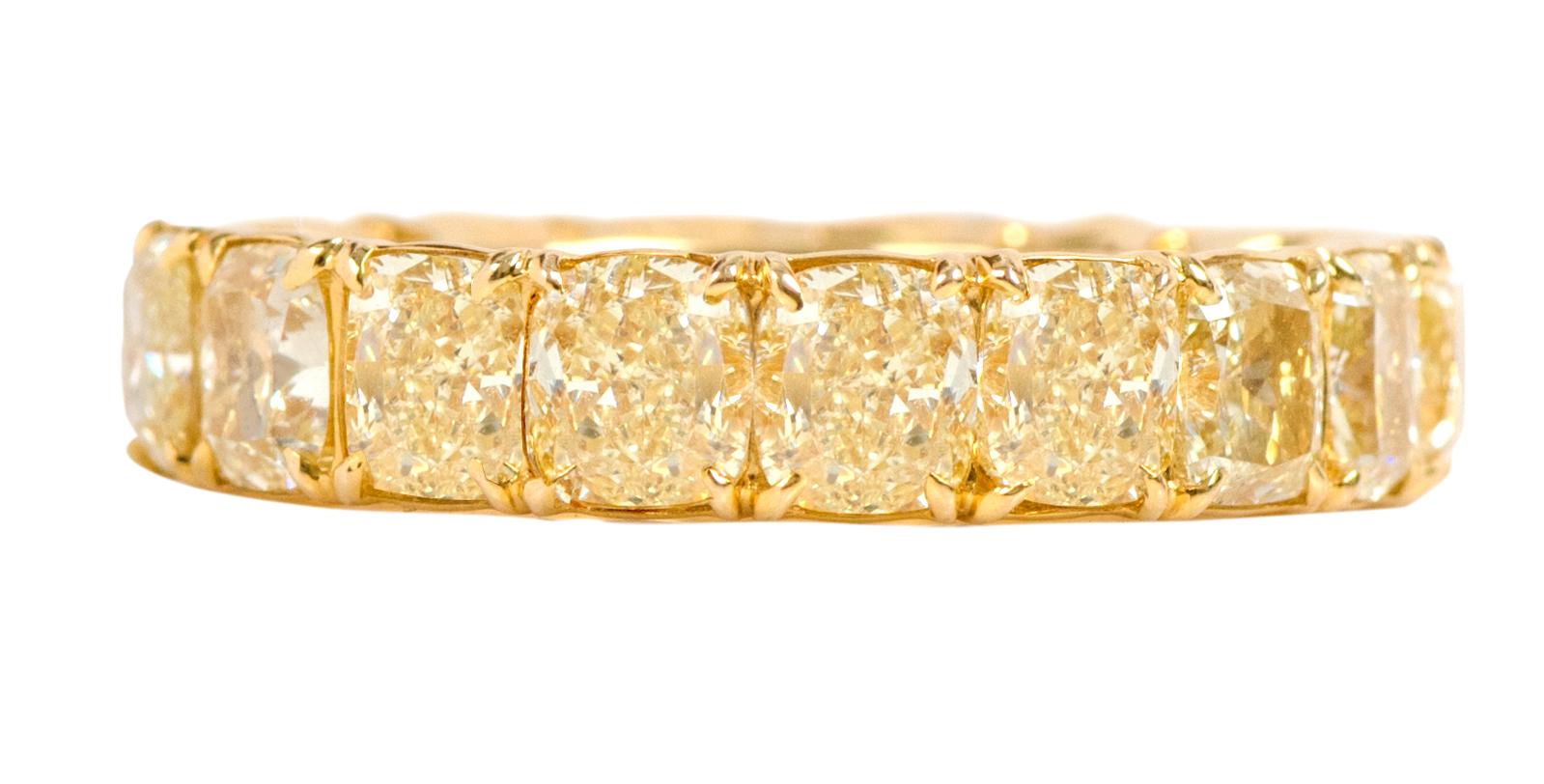 Anillo de oro amarillo de 18 quilates con diamante amarillo canario solitario de 10,01 quilates

Este magnánimo anillo solitario de diamantes amarillo canario es maravilloso. La banda de eternidad de diamante amarillo intenso talla cojín está