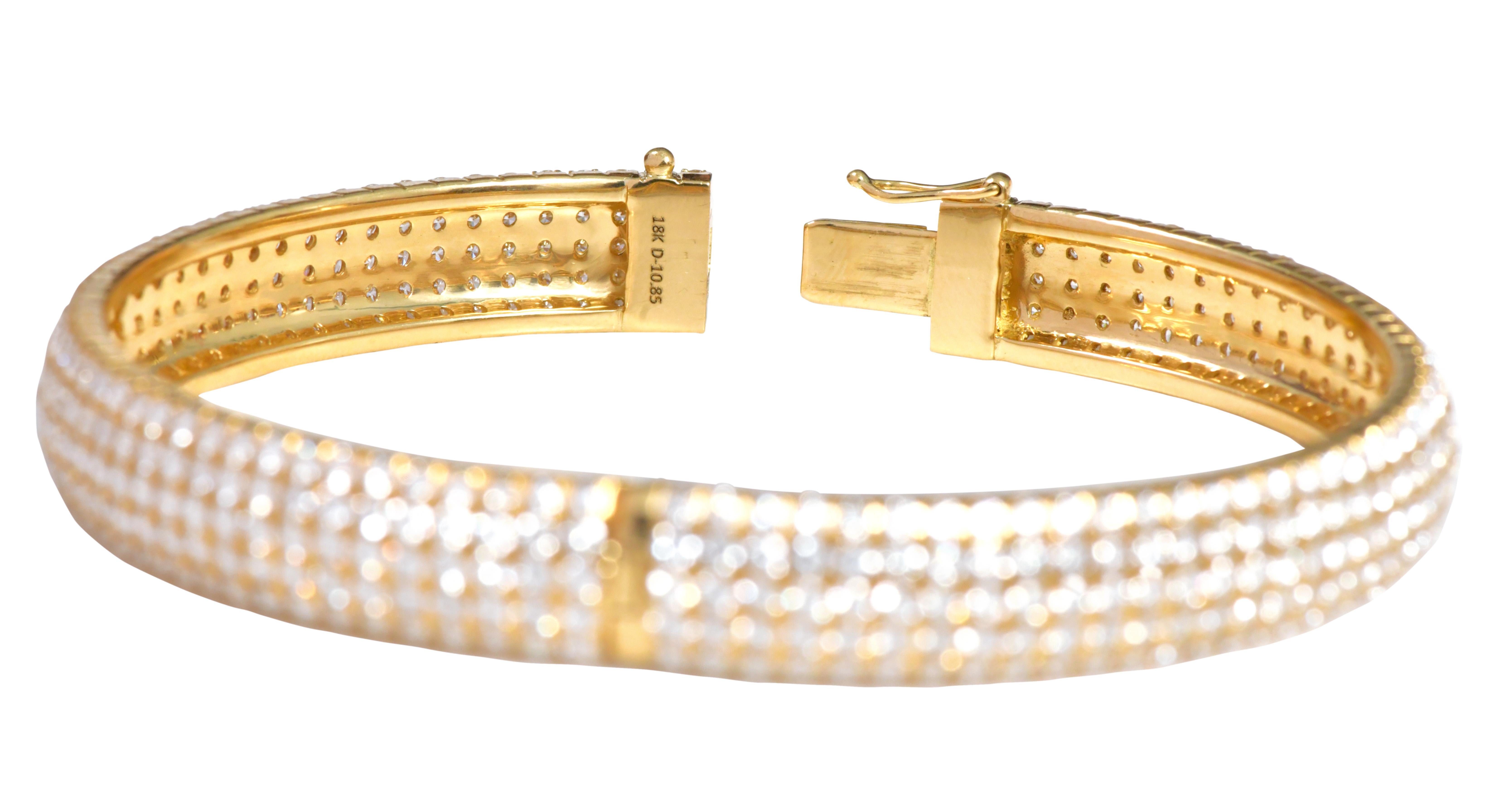18 Karat Yellow Gold 10.85 Carat Diamond Brilliant-Cut Tennis Bangle In New Condition For Sale In Jaipur, IN