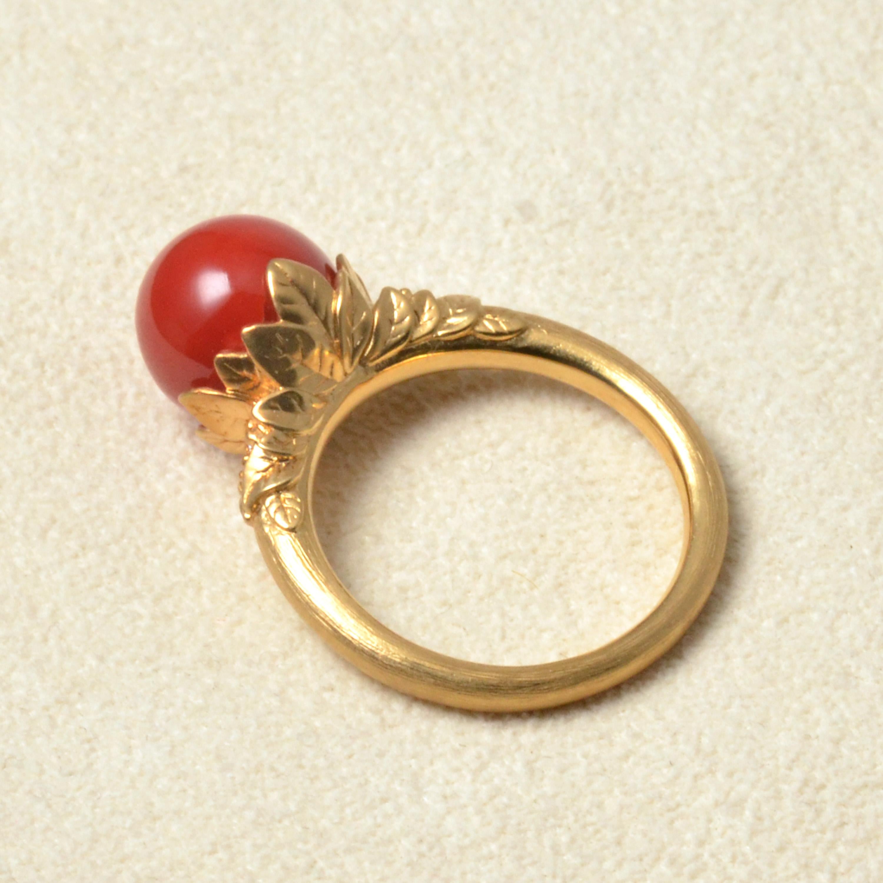 18 Karat Yellow Gold Oxblood Coral Ring with Diamonds In Excellent Condition For Sale In Tokyo, JP