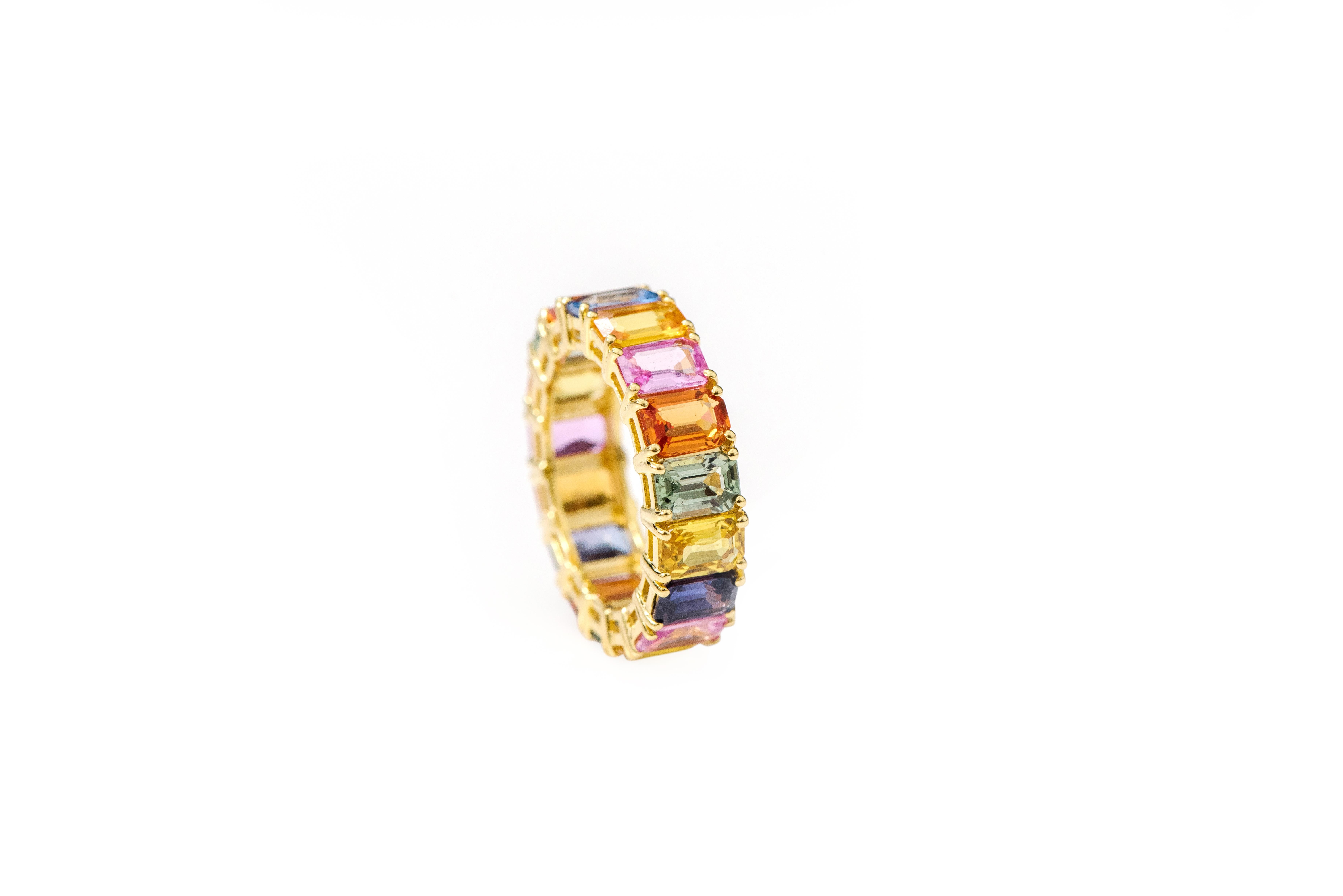 18 Karat Yellow Gold 11.05 Carat Emerald-Cut Multi-Sapphire Eternity Band Ring For Sale 3