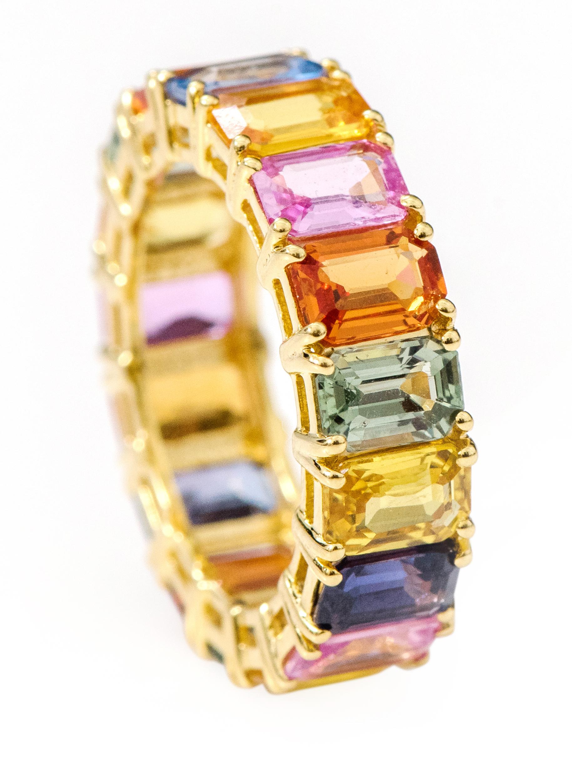 Bague d'éternité en or jaune 18 carats 11.05 Carat Emerald-Cut Multi-Sapphire

Ce glorieux bracelet multisaphir arc-en-ciel est sensationnel. Le solitaire multi-saphirs de taille émeraude placés horizontalement dans une monture en or jaune à grains