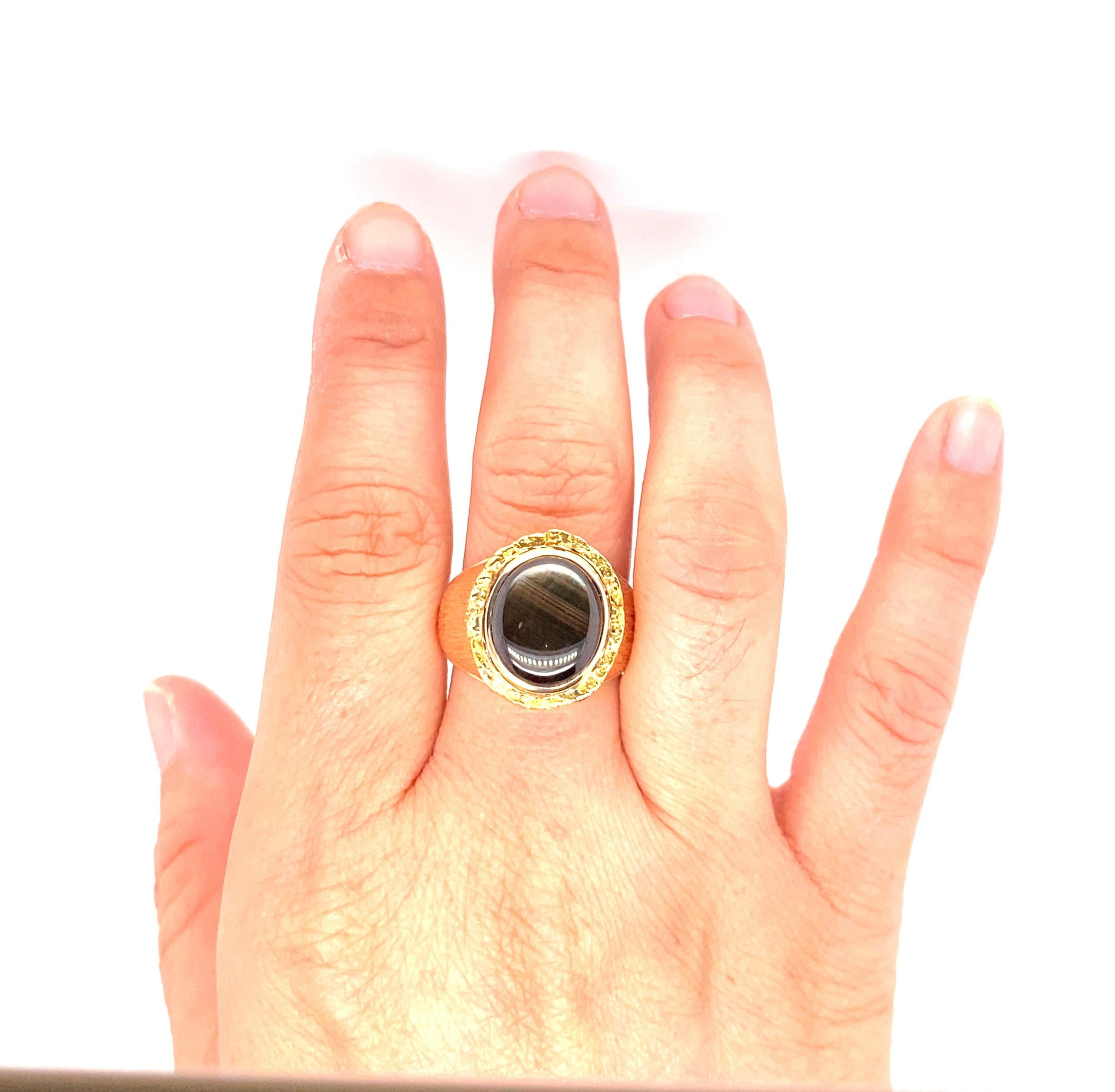 18 Karat Yellow Gold 11.35 Carat Star Sapphire Black Star Ring For Sale 4