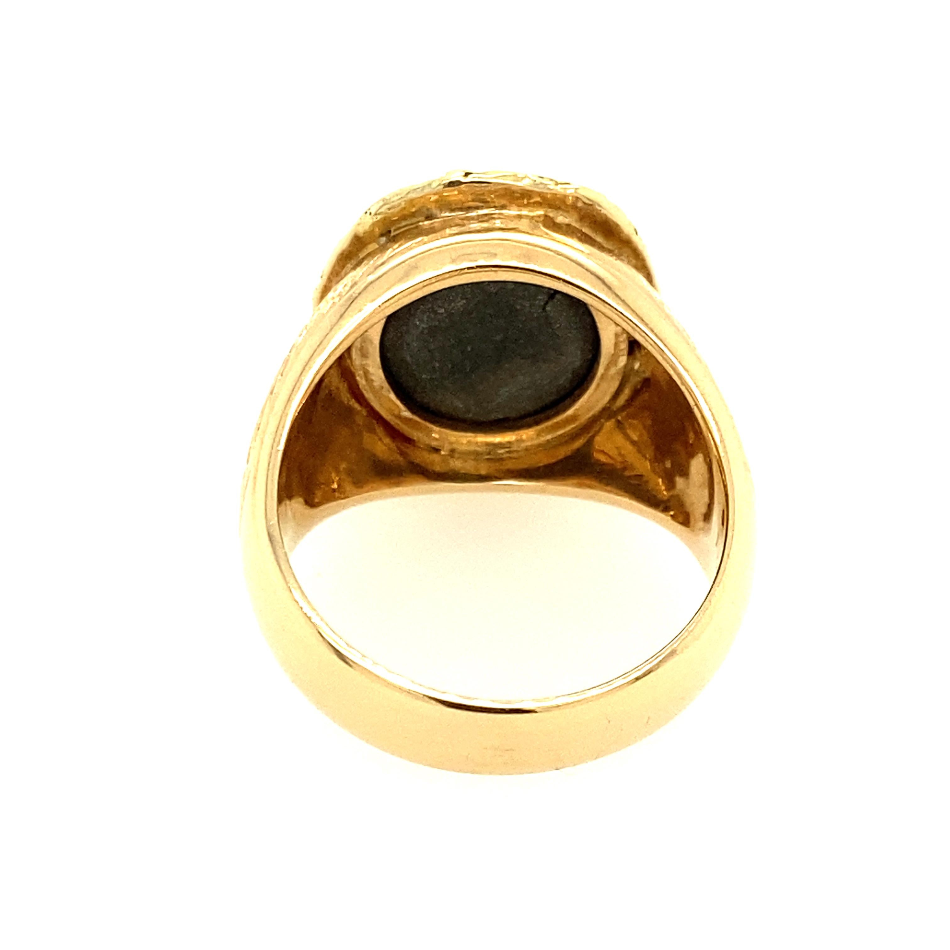 Cabochon 18 Karat Yellow Gold 11.35 Carat Star Sapphire Black Star Ring For Sale