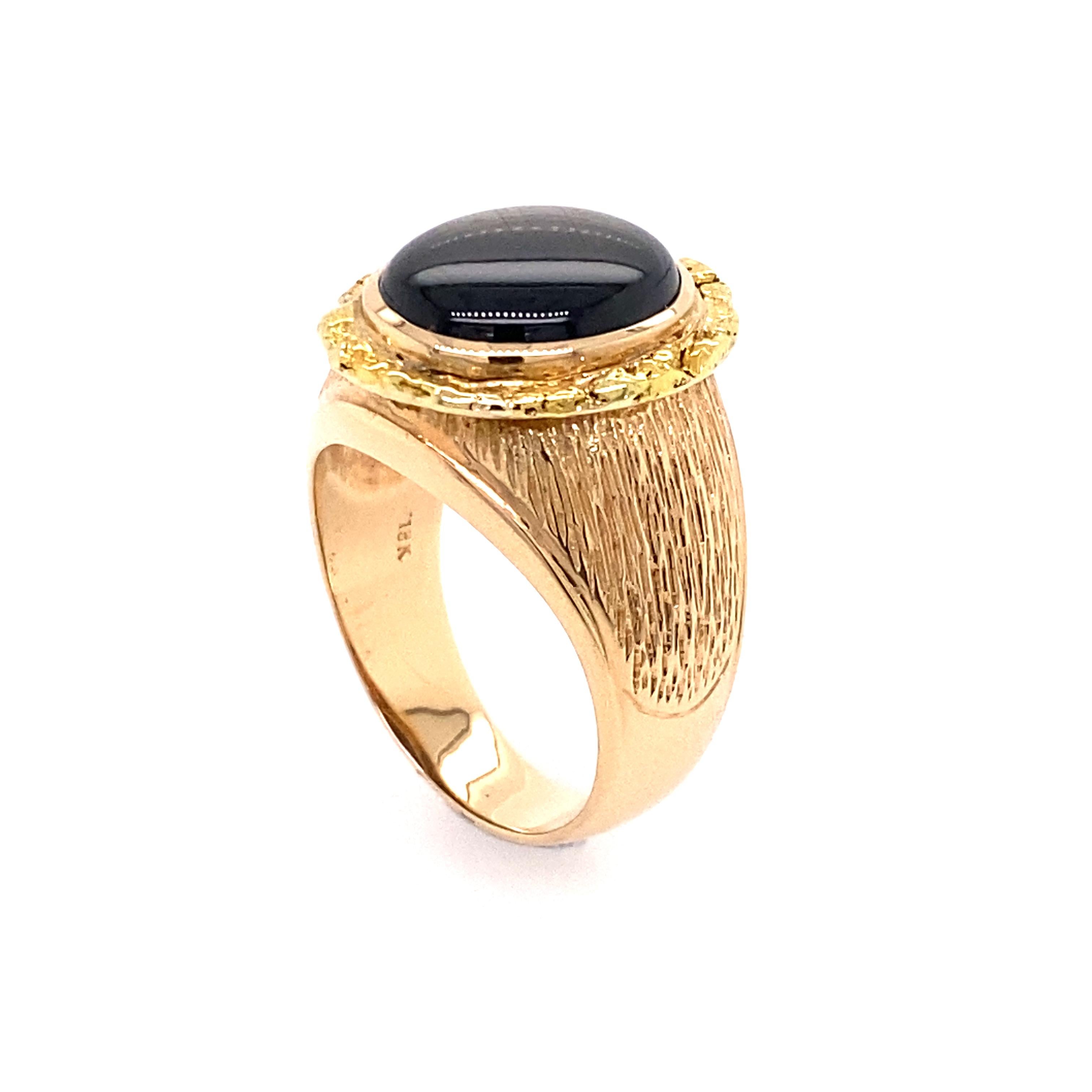 Women's or Men's 18 Karat Yellow Gold 11.35 Carat Star Sapphire Black Star Ring For Sale