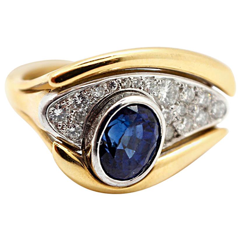 18 Karat Yellow Gold, 1.15 Carat Diamond and 1.00 Carat Sapphire Eye Ring For Sale