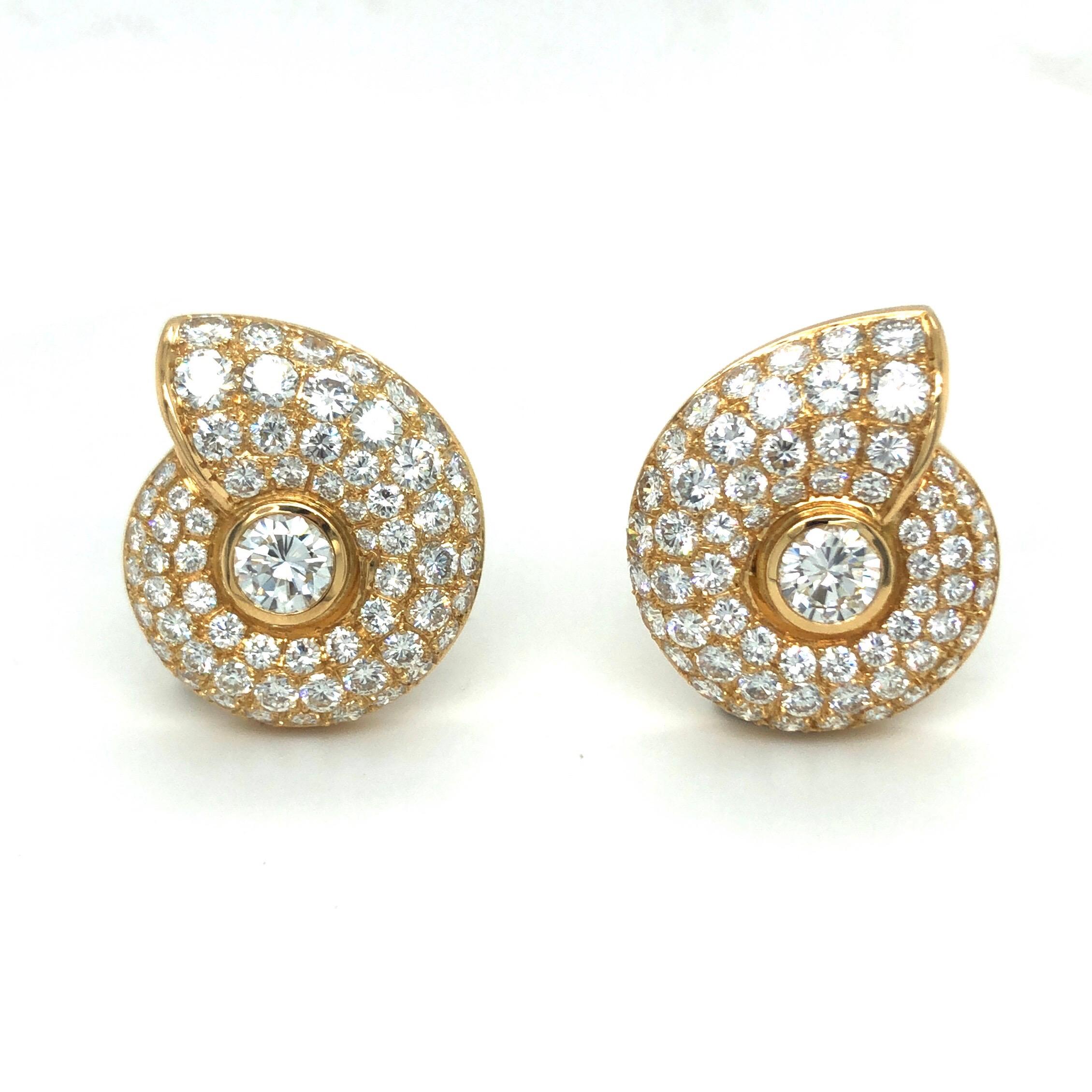 Pair of glamorous 18 karat yellow gold and 11.6 carats round cut diamonds snail shell shaped earclips.
Crafted in 18 karat yellow gold and set with 2 large brilliant-cut diamonds of circa 0.78 carats each, surrounded by further 126 brilliant-cut