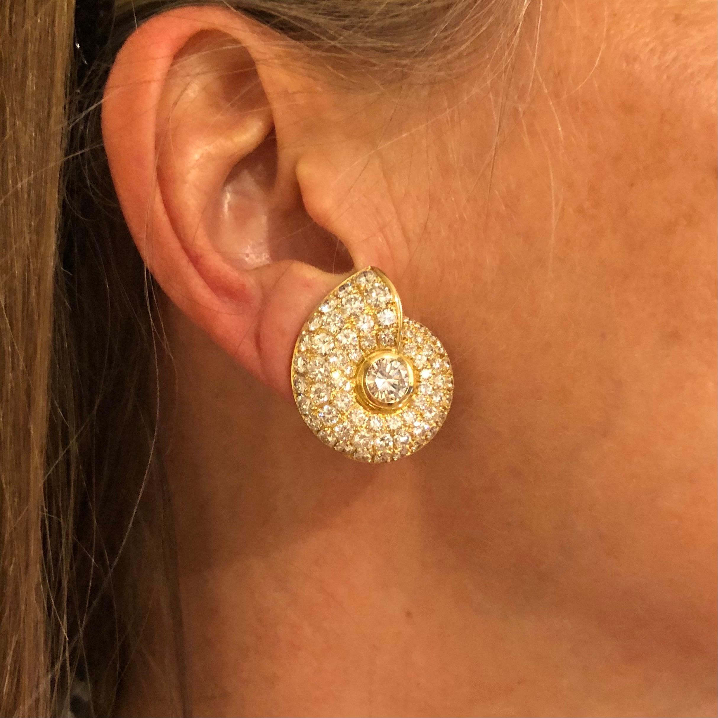 Women's 18 Karat Yellow Gold 11.6 Carats Round Cut Diamonds Snail Shell Shaped Earrings