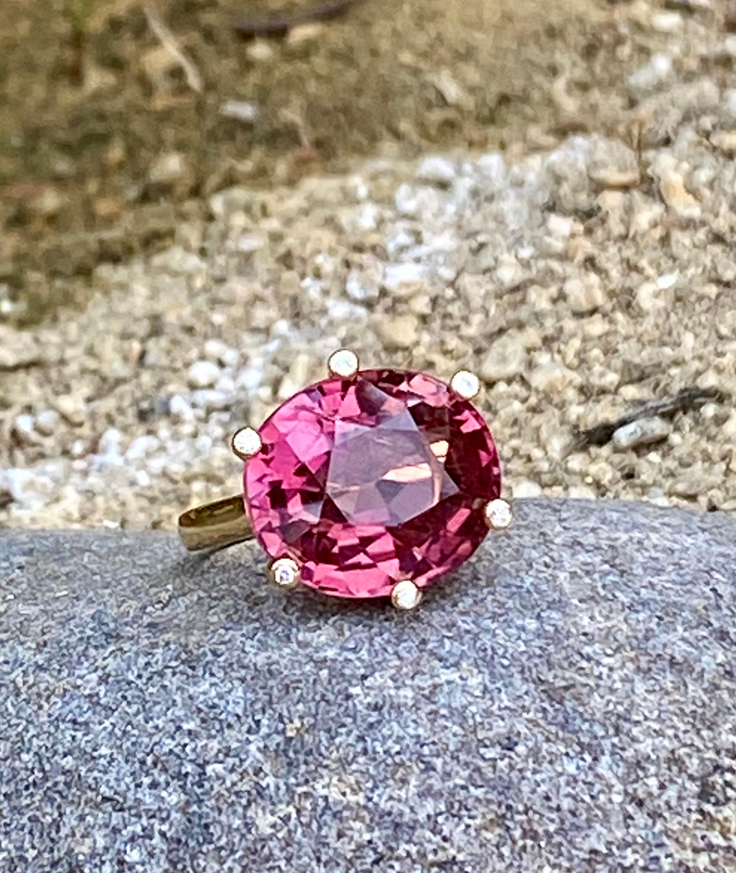 18 Karat Yellow Gold 11.83 Carats Rubellite Tourmaline Diamond Cocktail Ring In New Condition For Sale In New York, NY