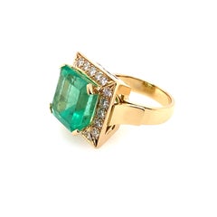 18 Karat Yellow Gold 12 Carat Emerald Diamond Cluster Ring