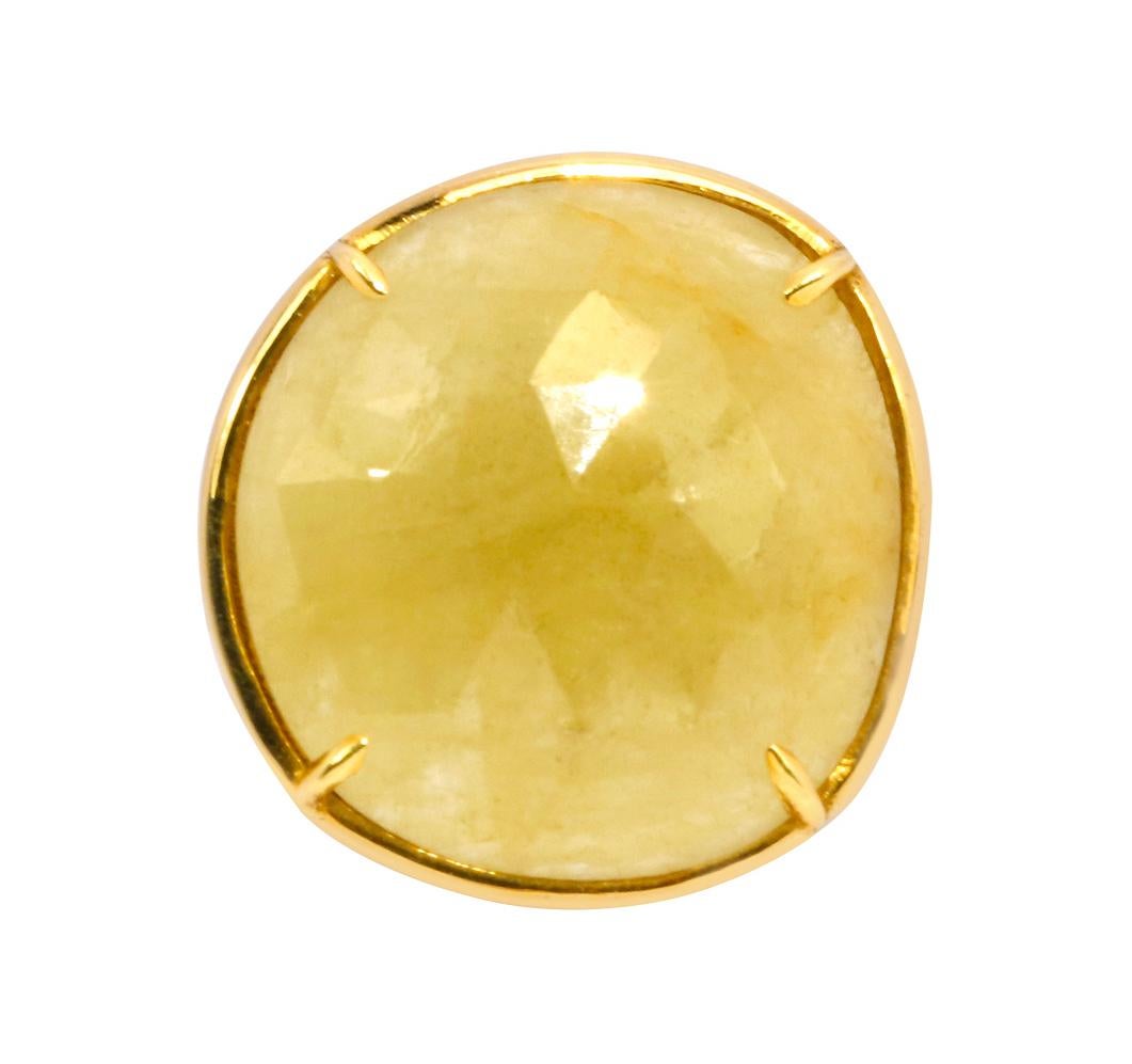 18 Karat Yellow Gold 12.91 Carat Sapphire Cocktail Ring In New Condition For Sale In Jaipur, IN