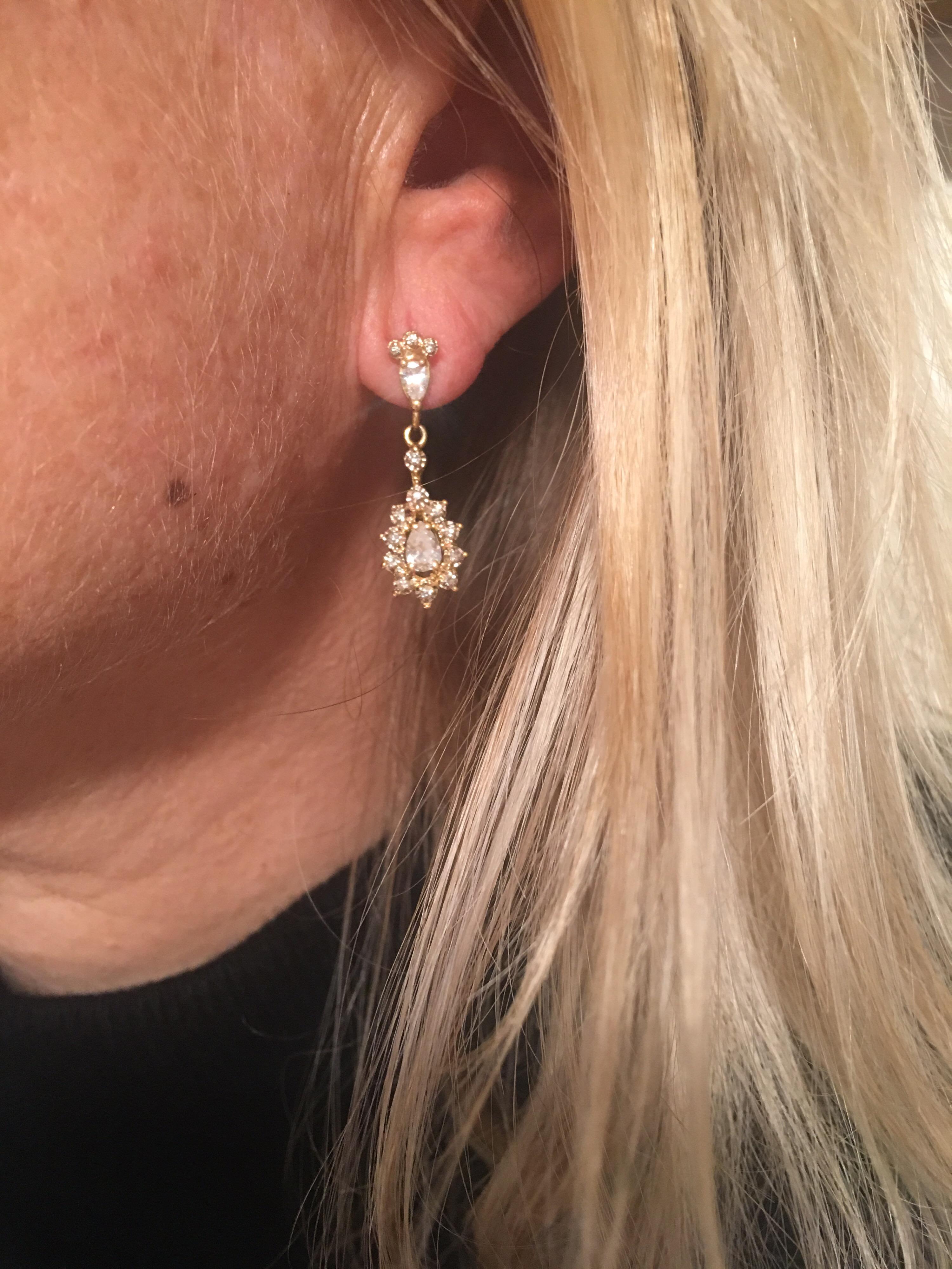 18 Karat Yellow Gold 1.30 Carat Pear Diamond Dangle Earrings In Good Condition In Paris, FR