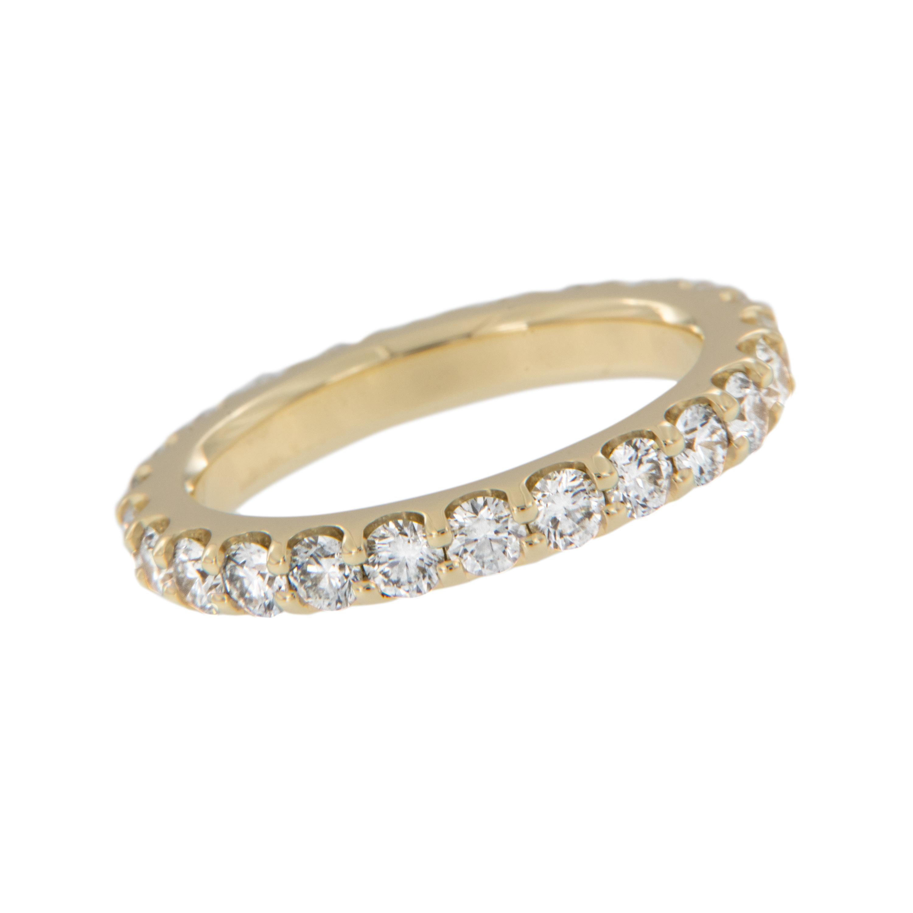 Ewigkeitsringe feiern das ewige Band der lebenslangen Liebe.  Dieses reiche Band aus 18 Karat Gelbgold kann allein, neben Ihrem Verlobungsring oder gestapelt getragen werden! Mit 24 runden Brillanten = 1,34 cttw (GH, SI) sind dies Ringe, die man für