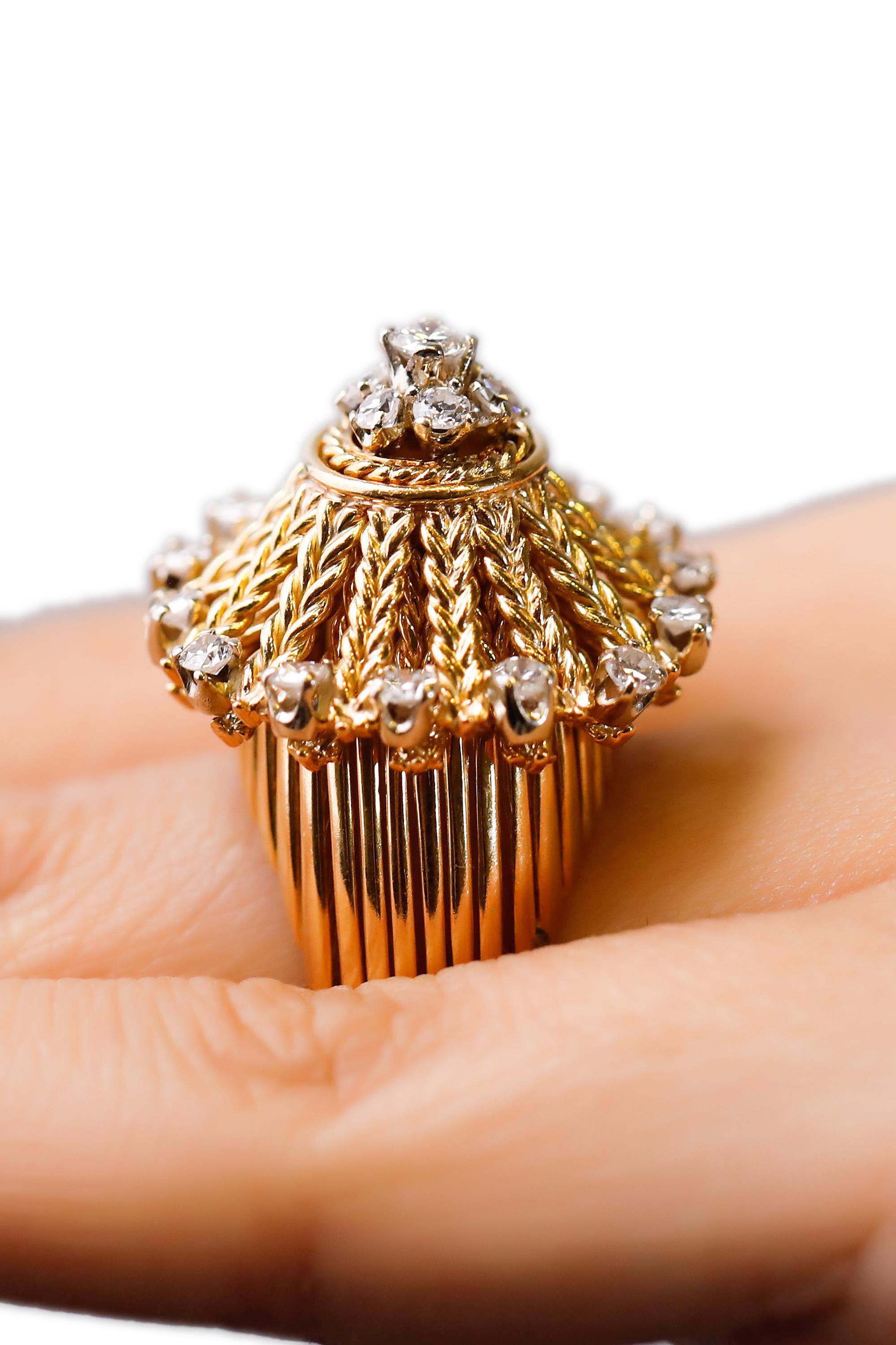Anillo de oro amarillo de 18 quilates con cúpula de cóctel de diamantes pavé de corte redondo blanco de 1,35 quilates en Nuevo estado para la venta en New York, NY