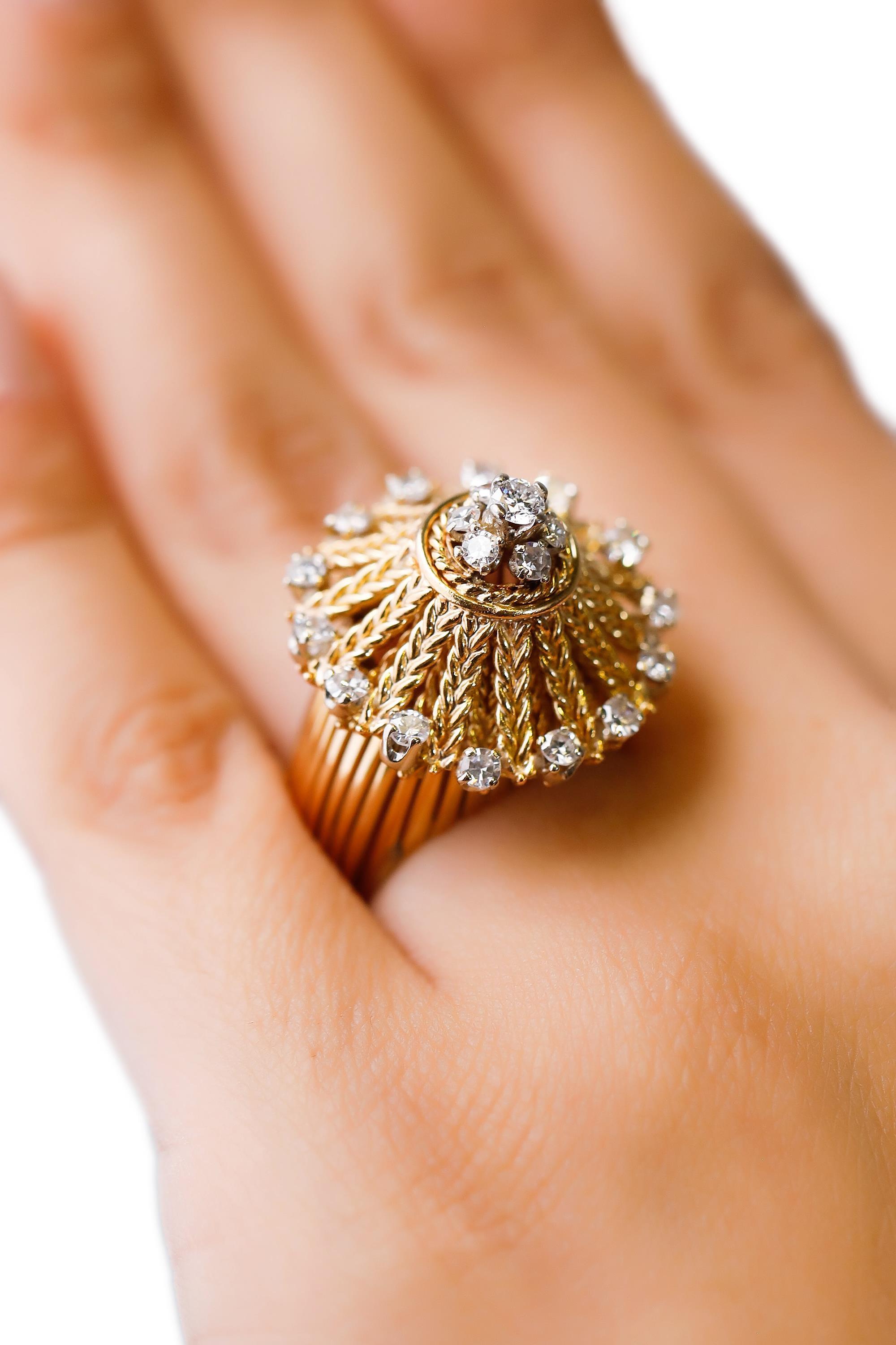 Anillo de oro amarillo de 18 quilates con cúpula de cóctel de diamantes pavé de corte redondo blanco de 1,35 quilates en venta 1