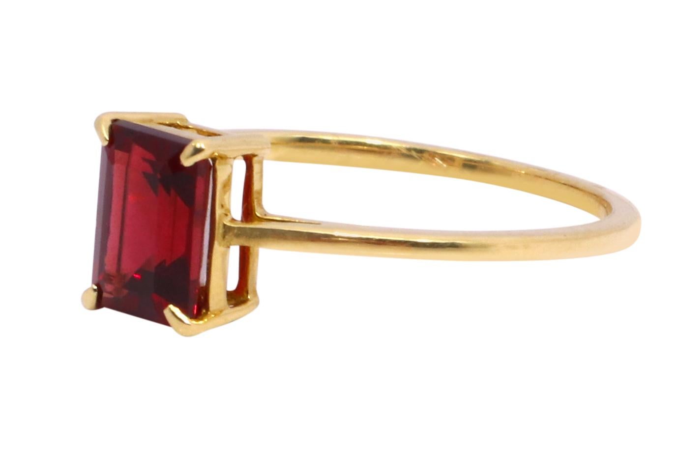 Modern 18 Karat Yellow Gold 1.42 Carat Emerald-Cut Garnet Solitaire Ring For Sale