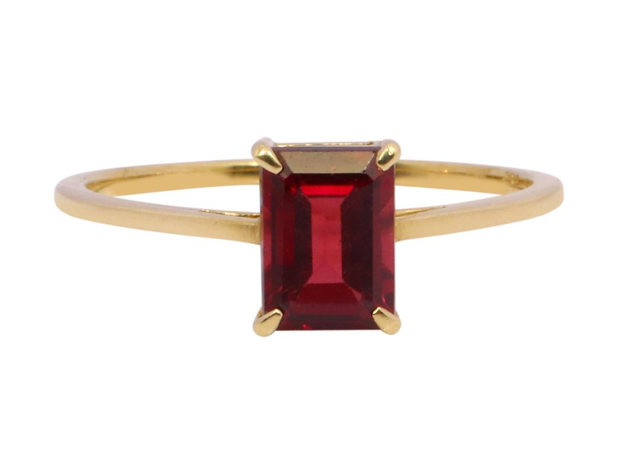 18 Karat Yellow Gold 1.42 Carat Emerald-Cut Garnet Solitaire Ring In New Condition For Sale In Jaipur, IN