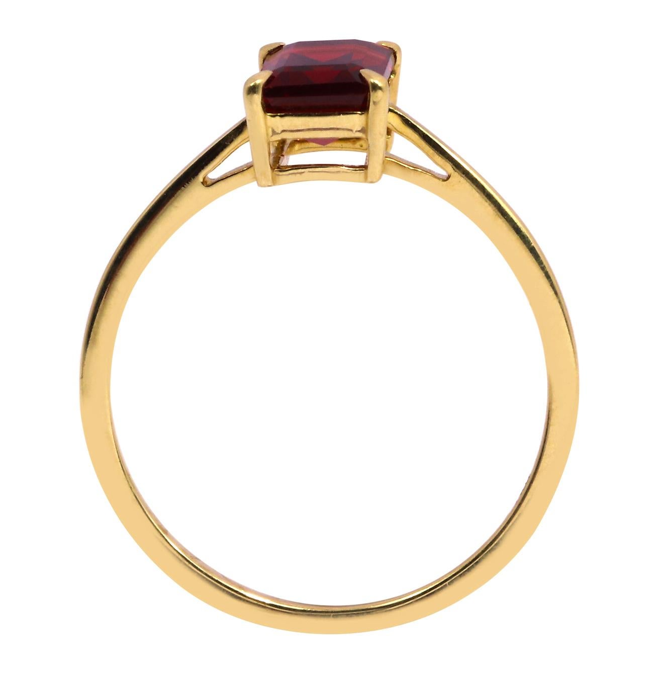 Women's 18 Karat Yellow Gold 1.42 Carat Emerald-Cut Garnet Solitaire Ring For Sale