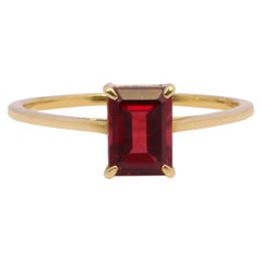 Anillo solitario de oro amarillo de 18 quilates con granate talla esmeralda de 1,42 quilates