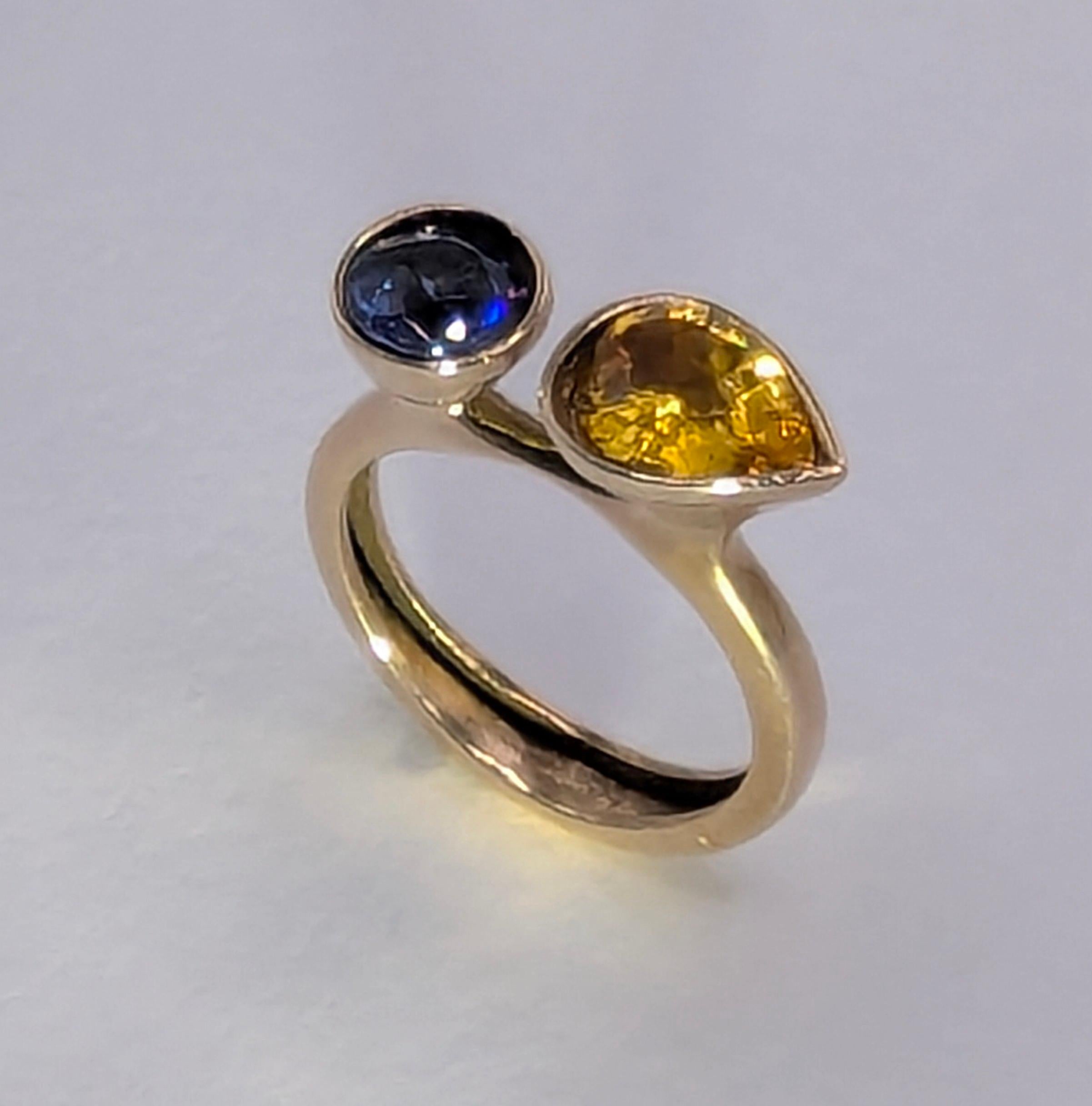 Contemporary 18 Karat Yellow Gold 1.43 Carat Yellow sapphire and  1.05 Carat Blue Sapphire For Sale