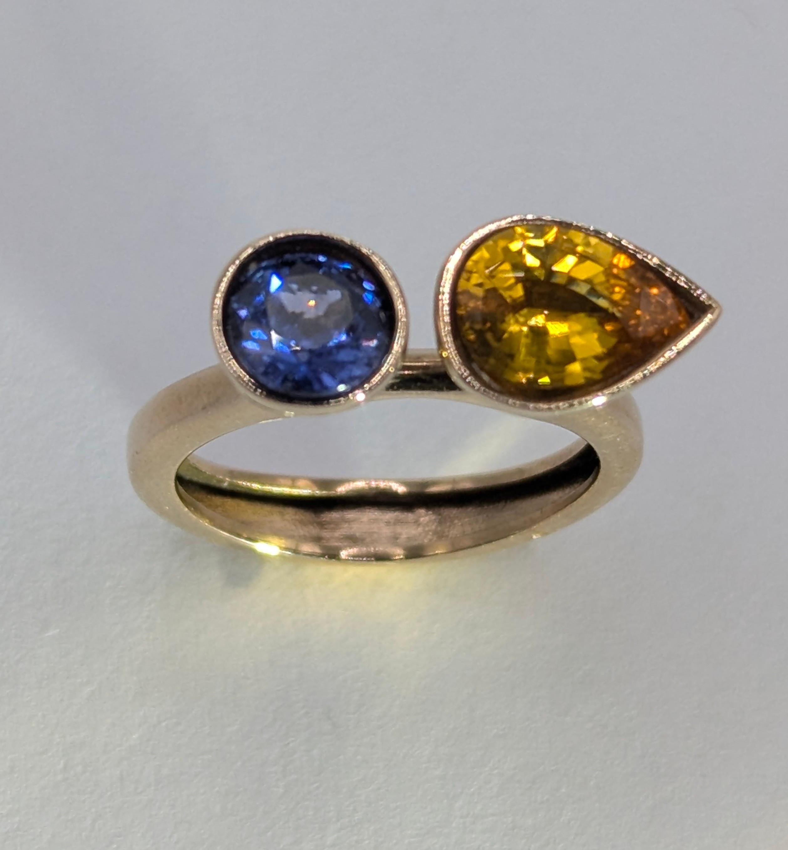 Pear Cut 18 Karat Yellow Gold 1.43 Carat Yellow sapphire and  1.05 Carat Blue Sapphire For Sale