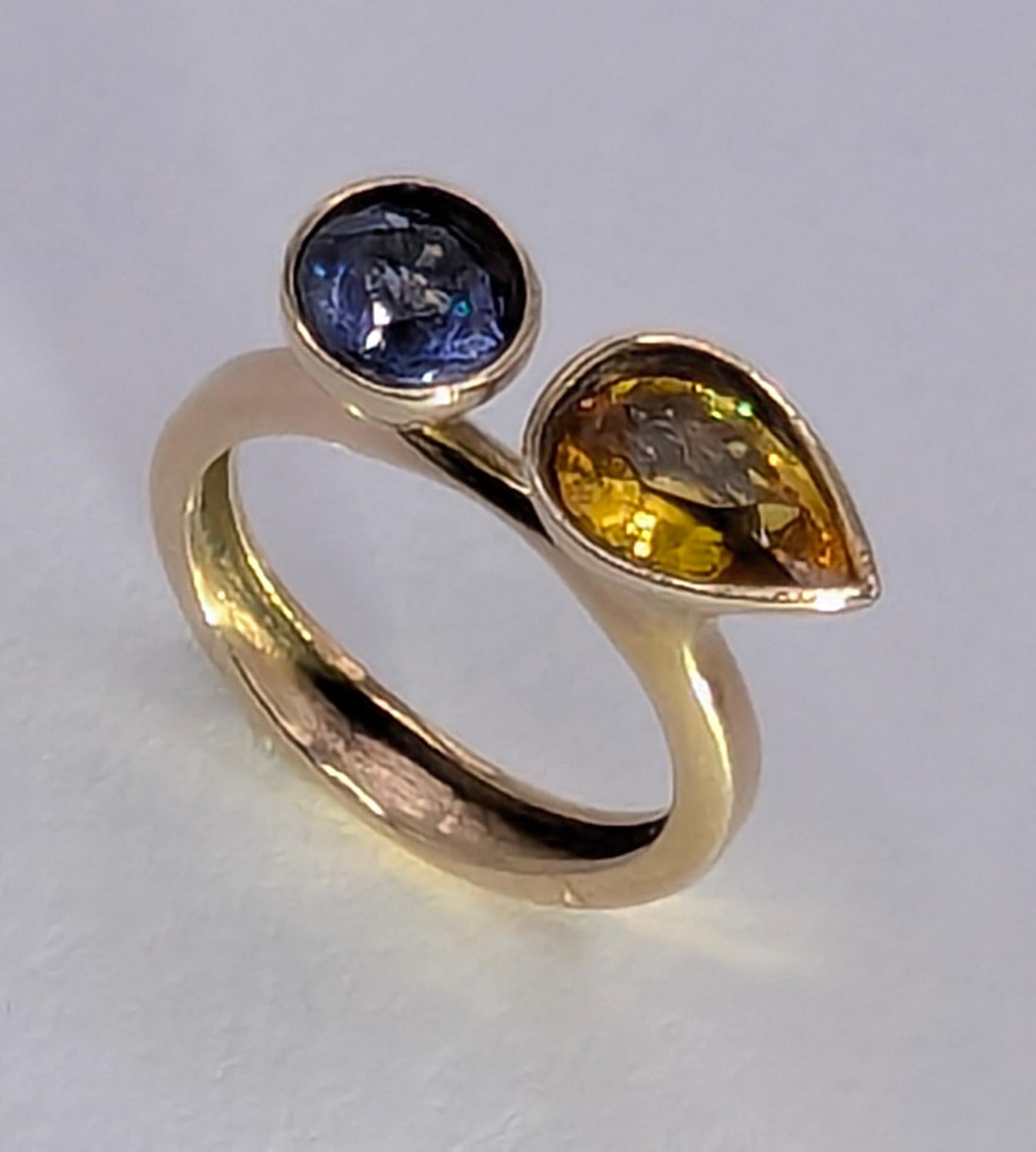 18 Karat Yellow Gold 1.43 Carat Yellow sapphire and  1.05 Carat Blue Sapphire In New Condition For Sale In New York, NY