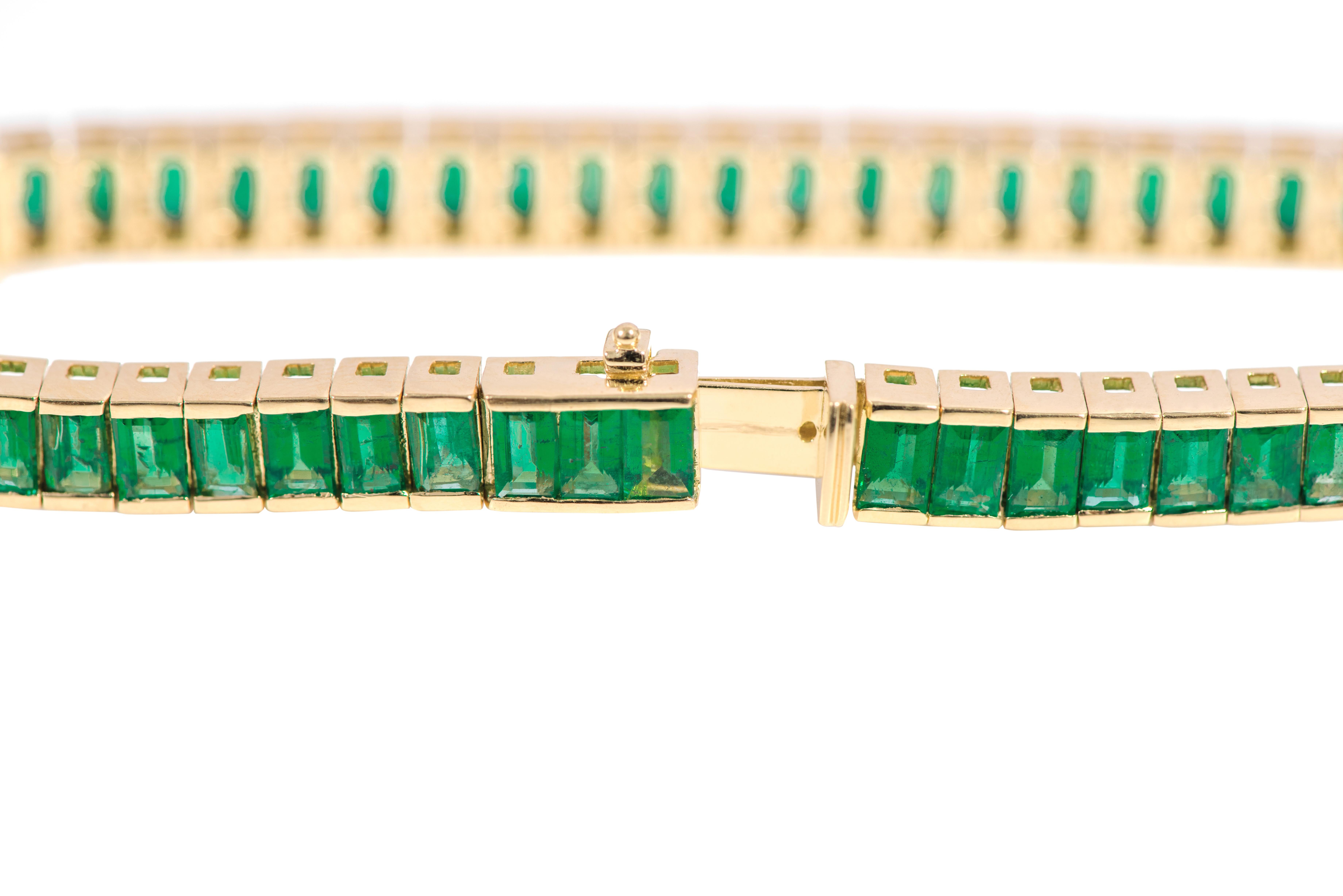 Modern 18 Karat Yellow Gold 14.99 Carats Baguette-Cut Natural Emerald Tennis Bracelet For Sale